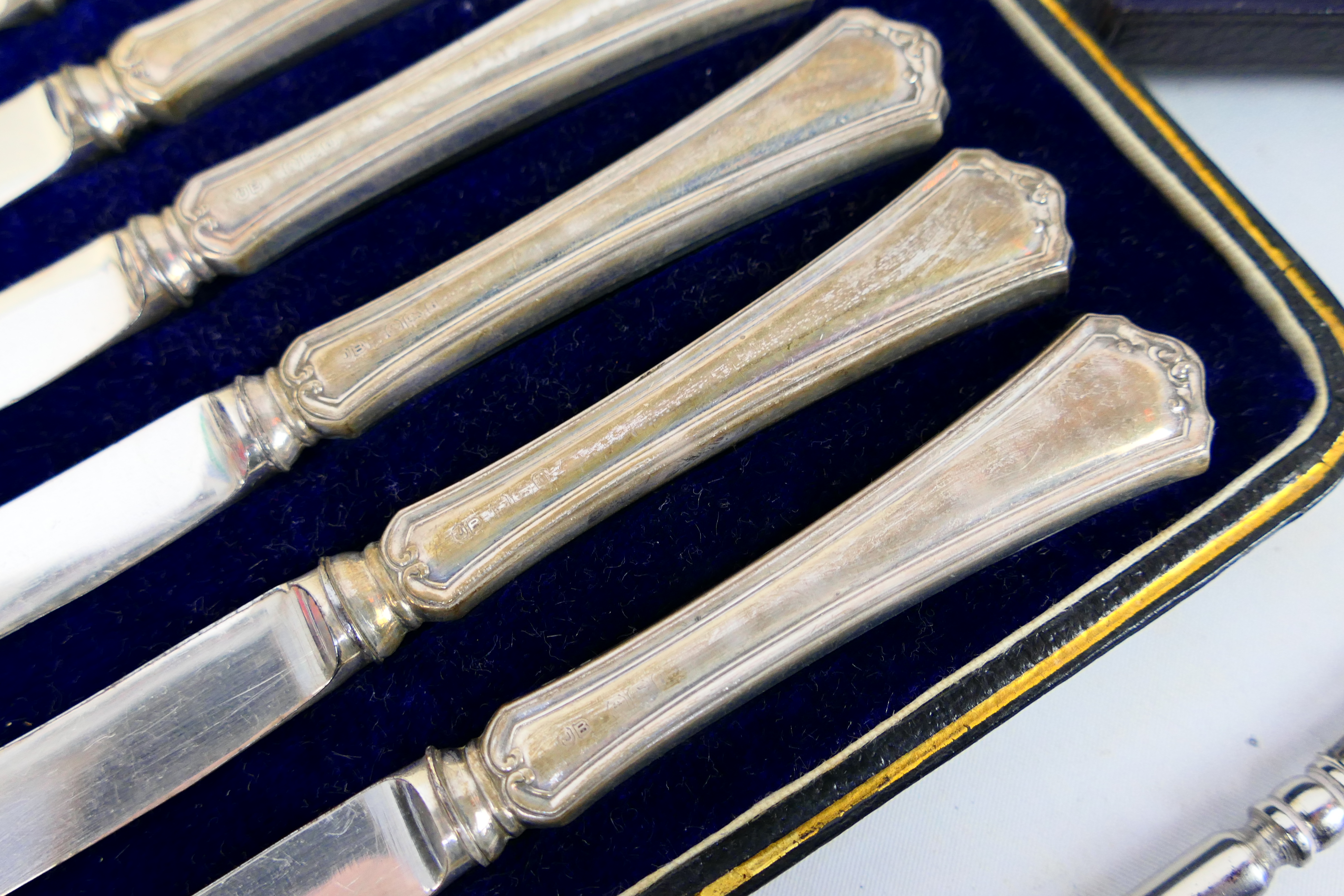 Silver Group - Lot to include a set of six silver handled butter knives contained in case, - Image 4 of 7