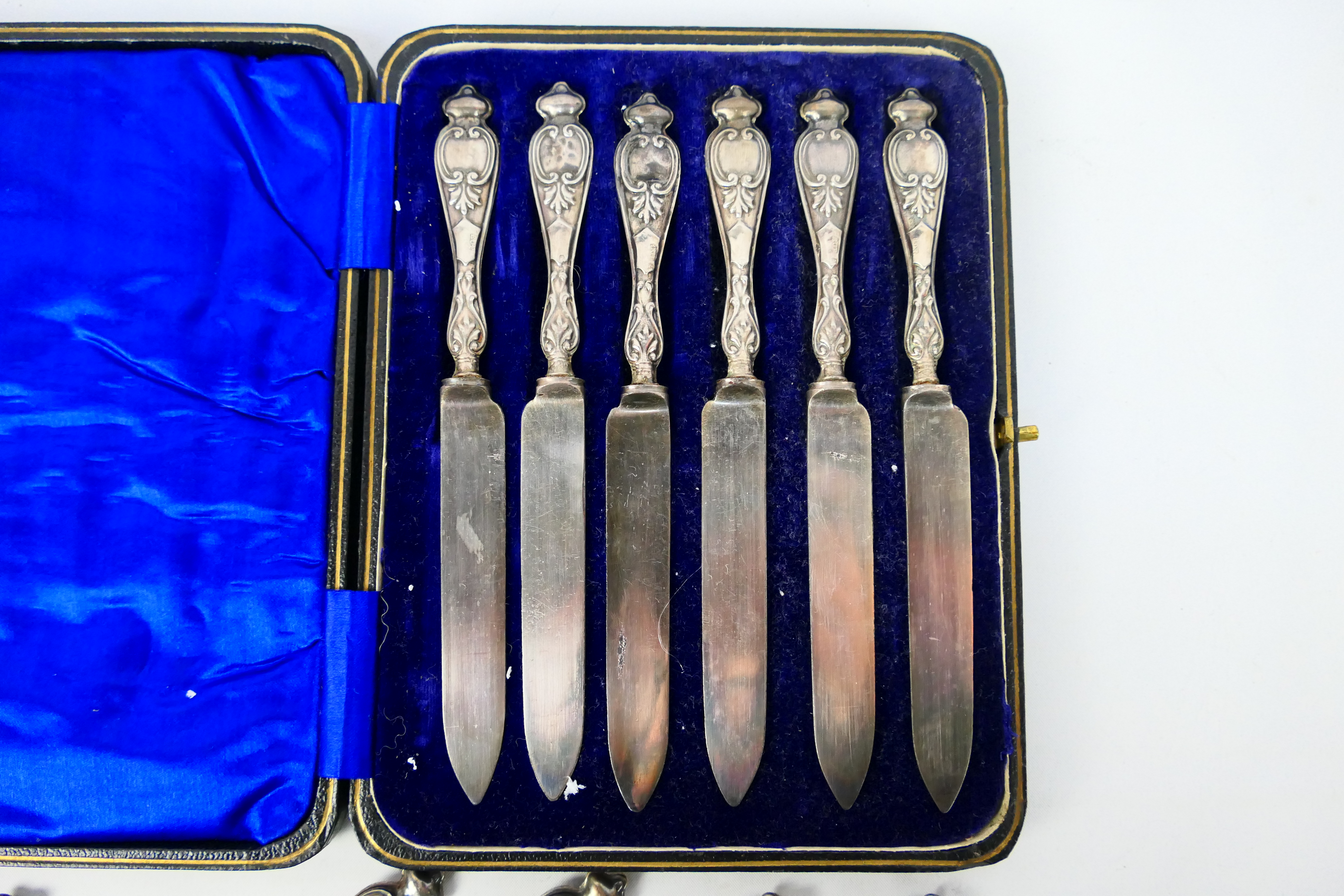 A silver handled knife and fork cutlery set. Set contains 6 x forks and 6 x knives. - Image 5 of 10