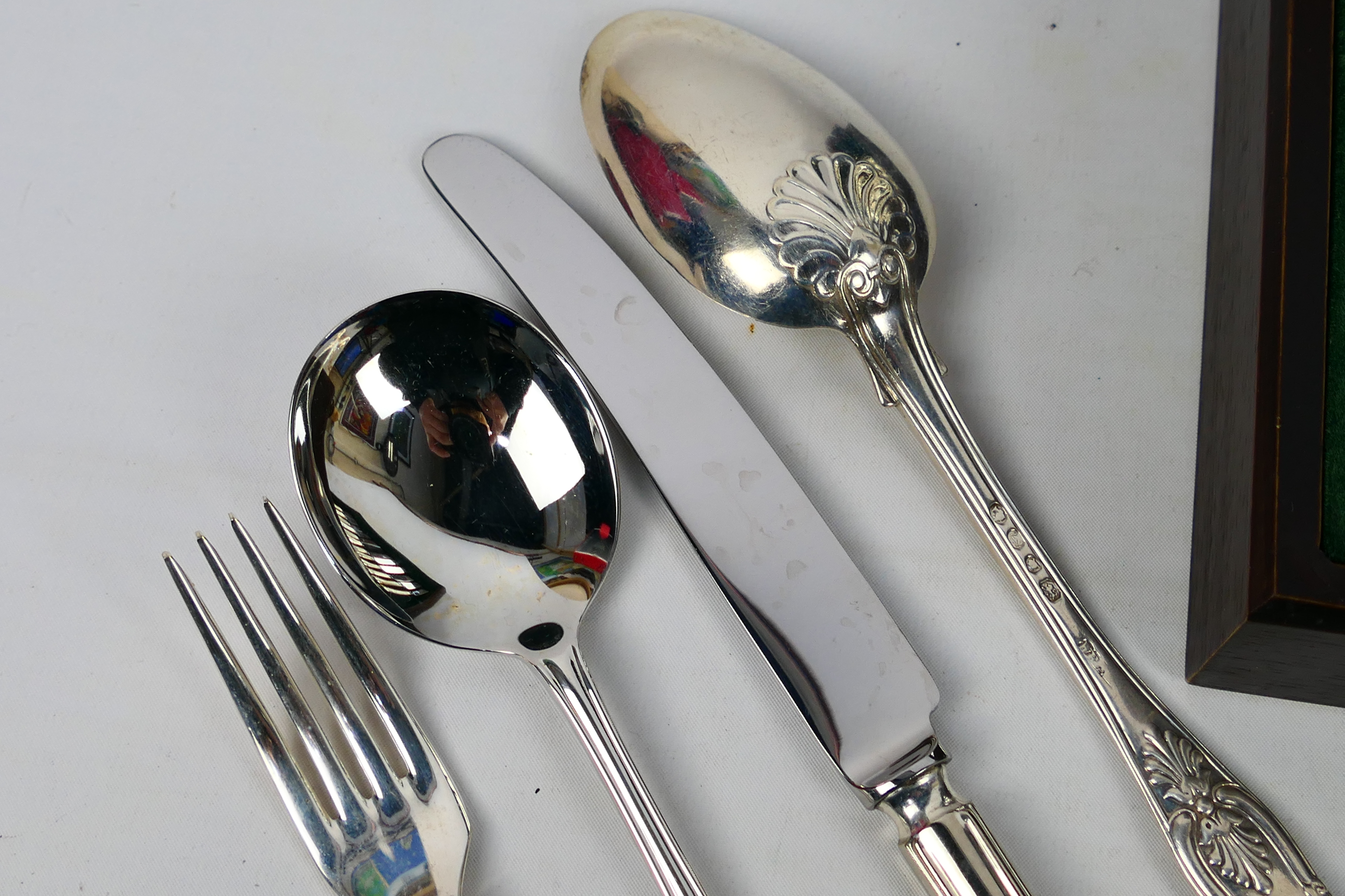 A canteen of Sanders & Bowers silver plated cutlery. - Image 5 of 7