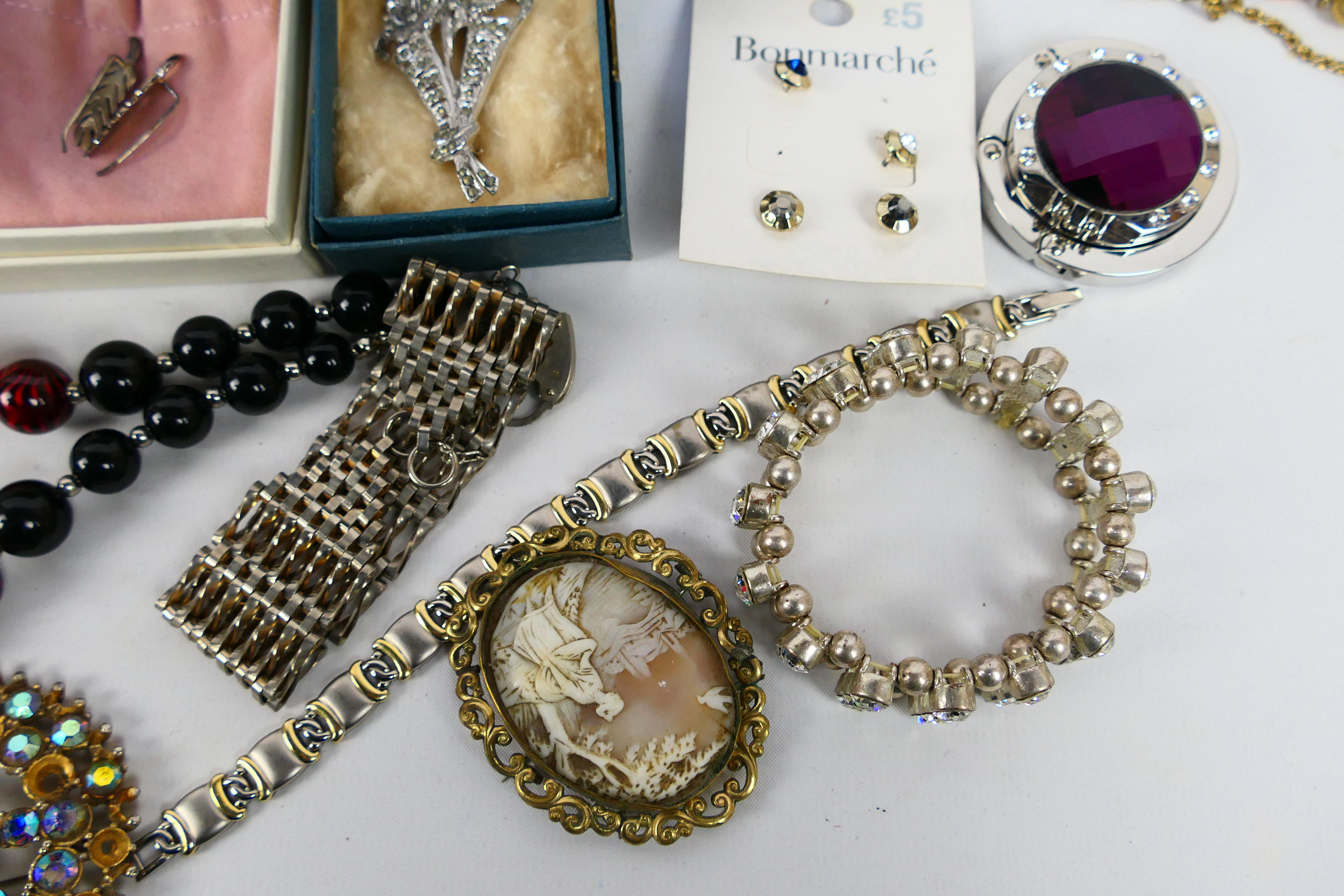 A varied collection of costume jewellery, some pieces stamped 925. - Image 10 of 11
