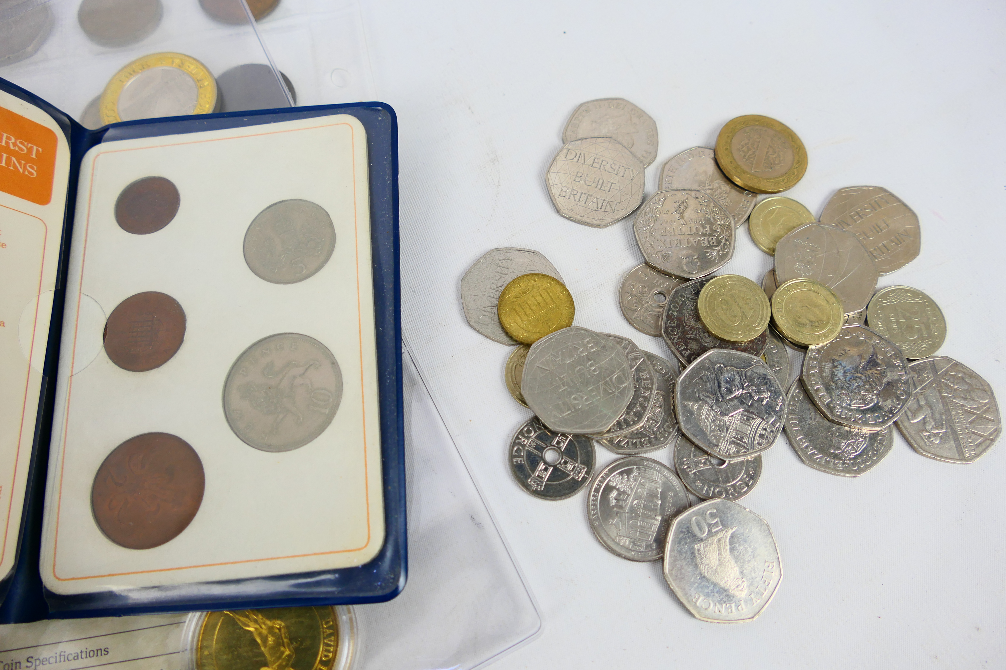 A collection of UK and foreign coins to include collectable fifty pence (50p) examples and other. - Image 9 of 10