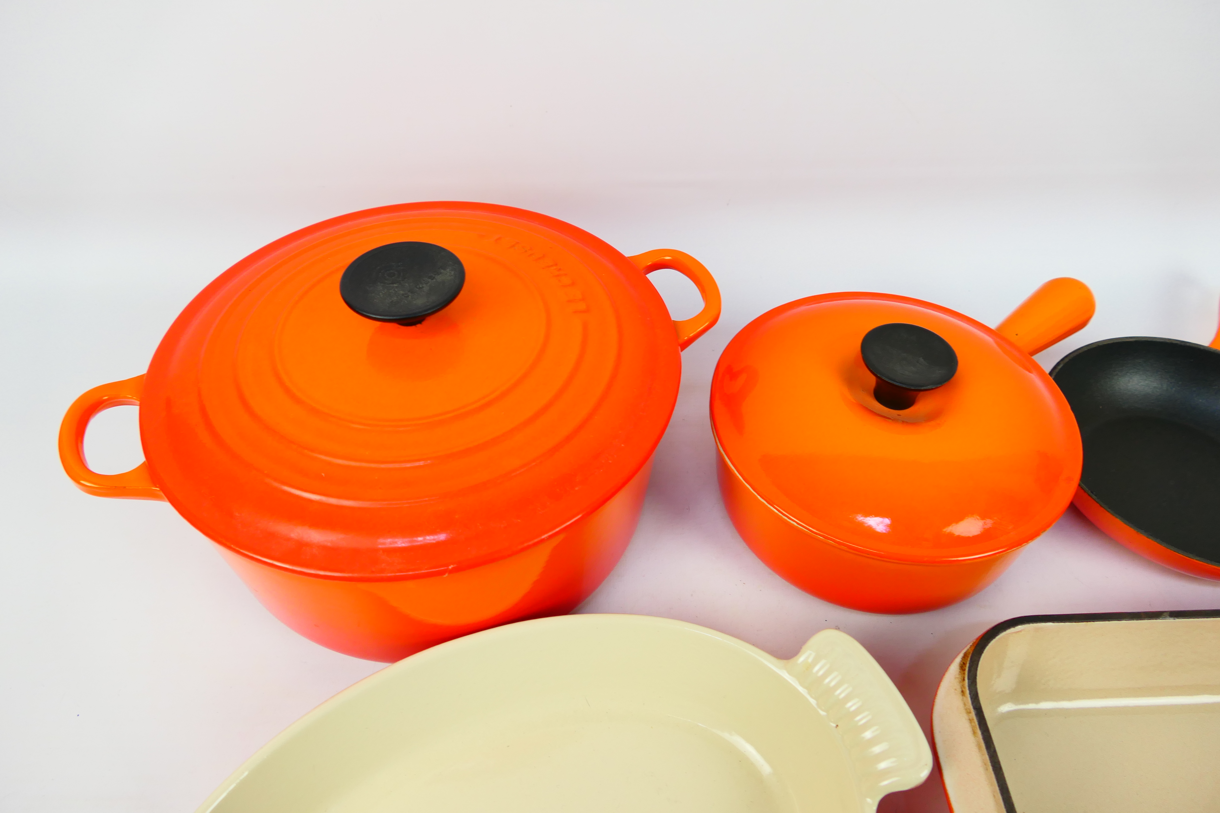 A collection of Volcanic Orange Le Creuset cookwares to include casserole dish and cover (25 cm - Image 2 of 11