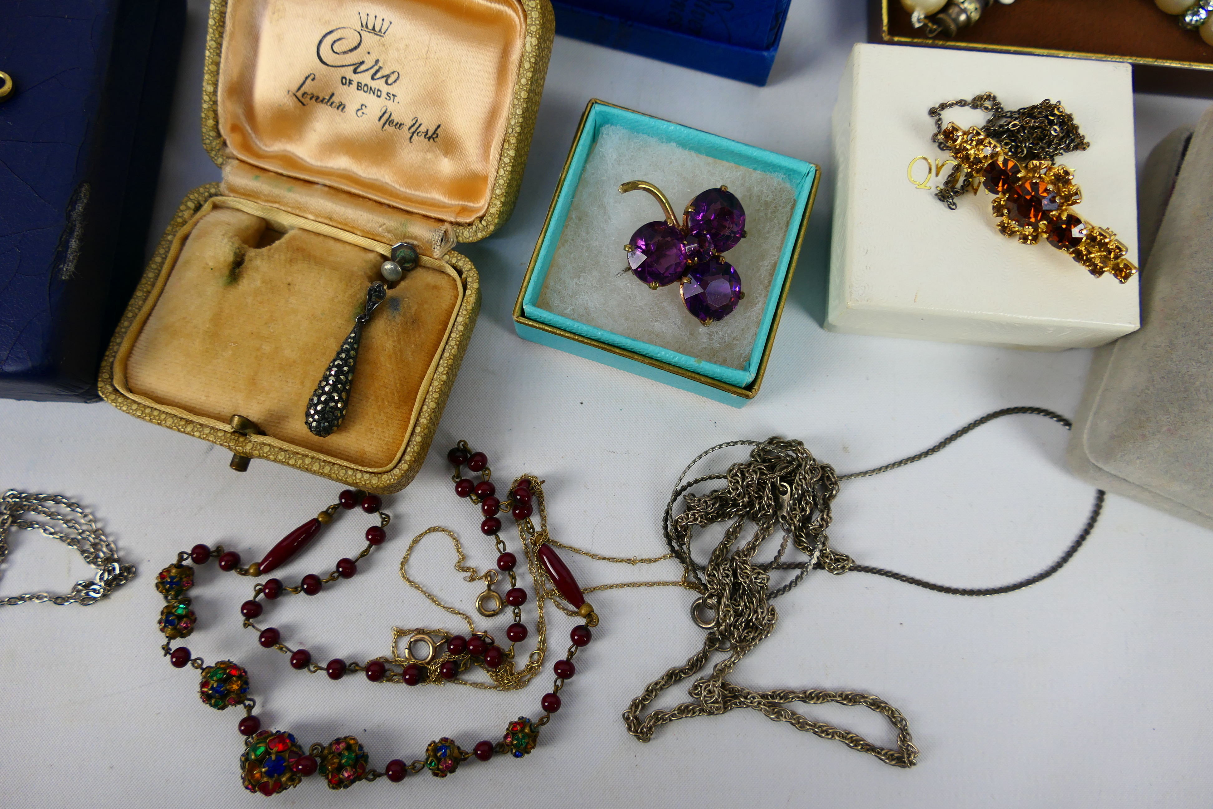 A collection of costume jewellery to include brooches, necklaces, stick pins and other, - Image 7 of 8