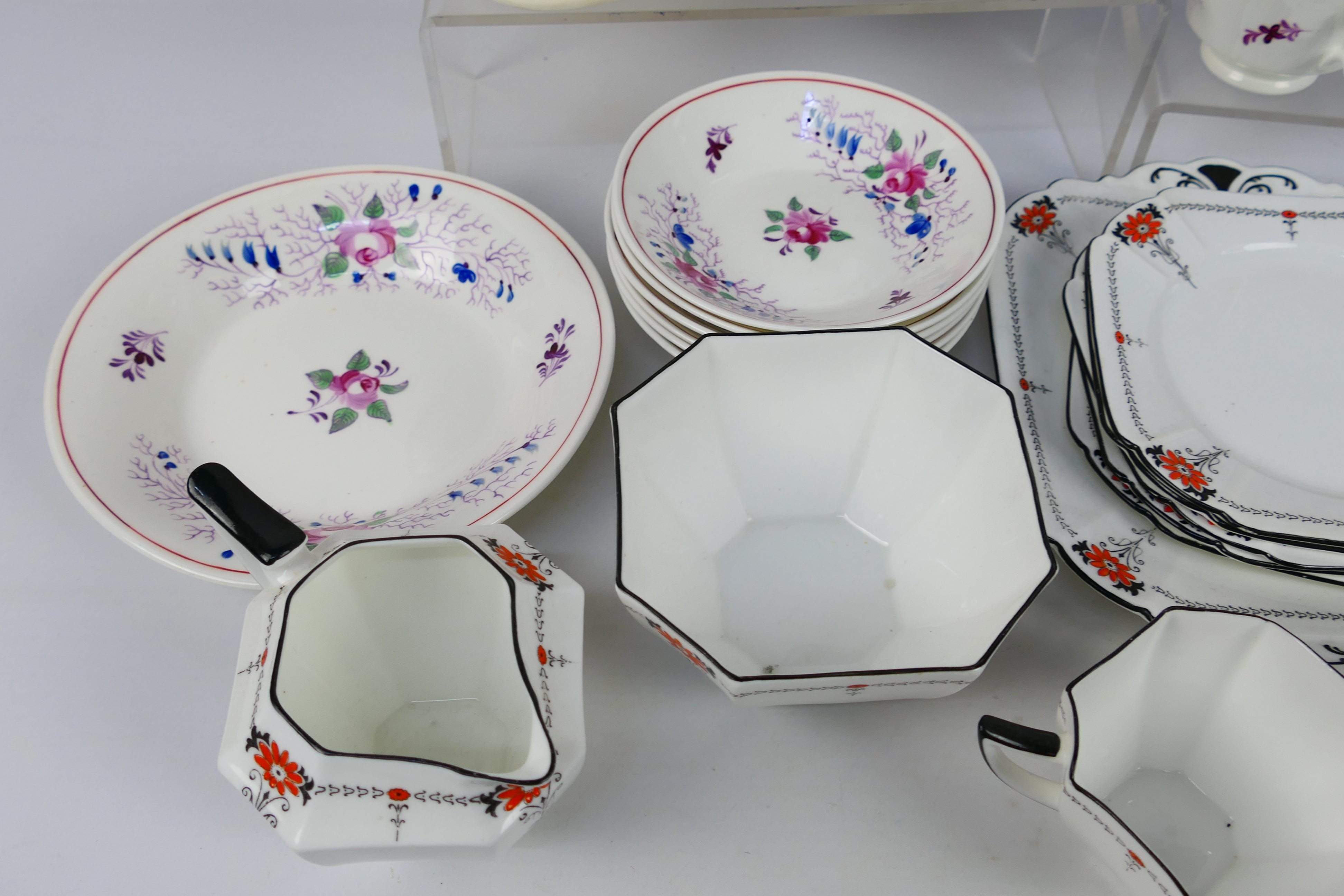 Shelley - A quantity of Queen Anne shape tea wares decorated in the Red Daisy pattern 11497 - Image 3 of 9