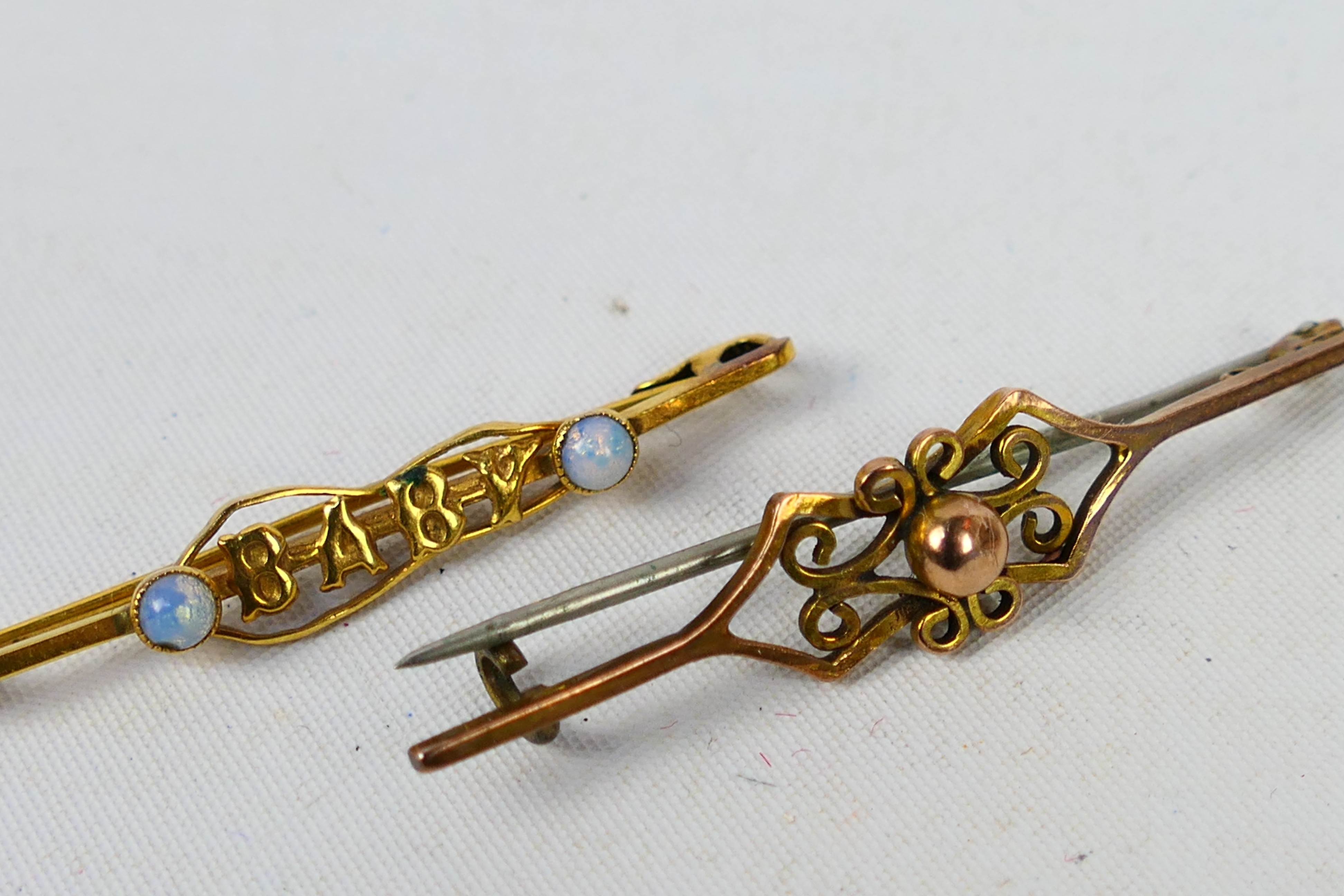 A yellow metal bar brooch, stamped 9ct, set with two opalescent cabochons (1. - Image 4 of 4