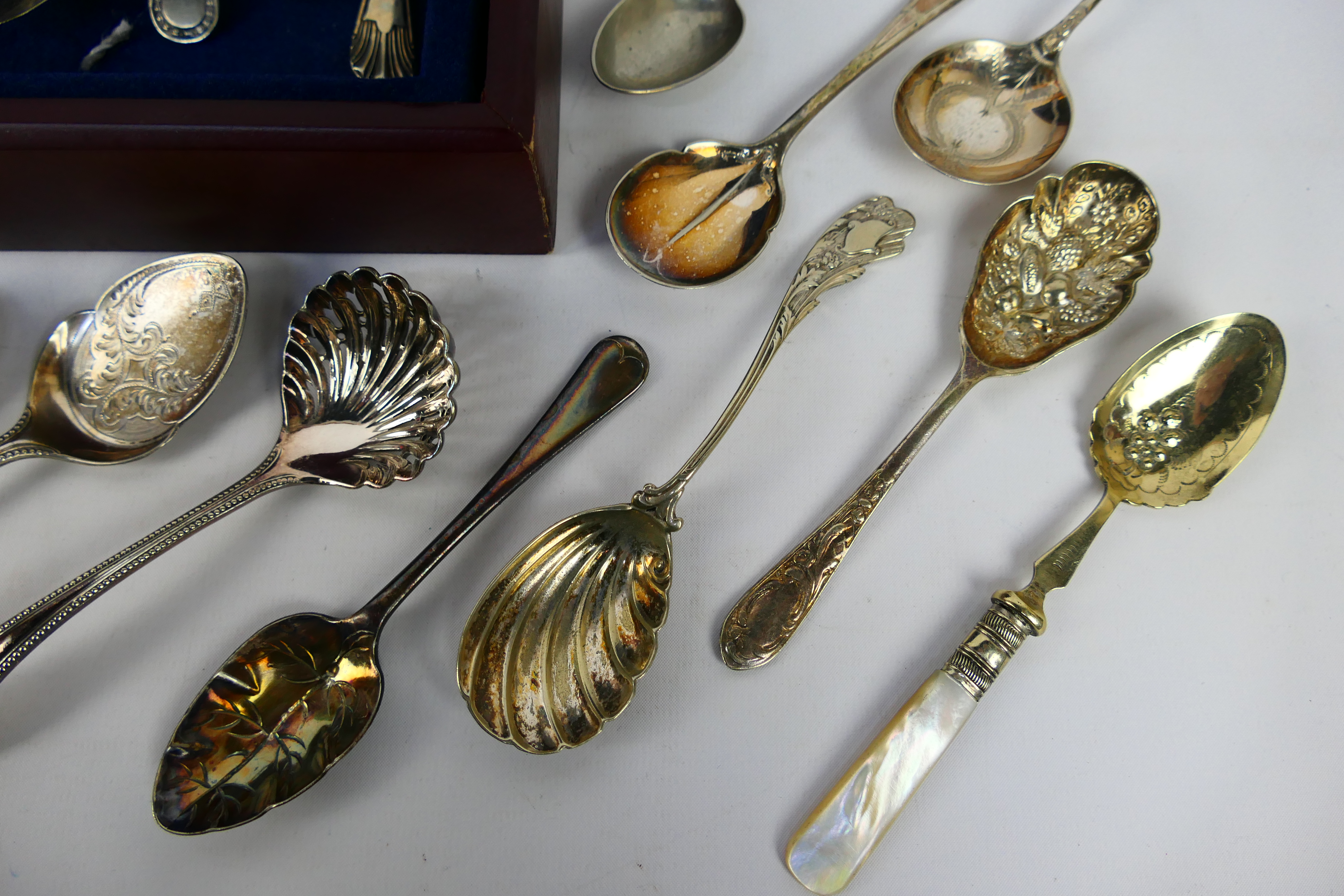 A collection of various plated spoons / serving items, contained in canteen. - Image 8 of 10