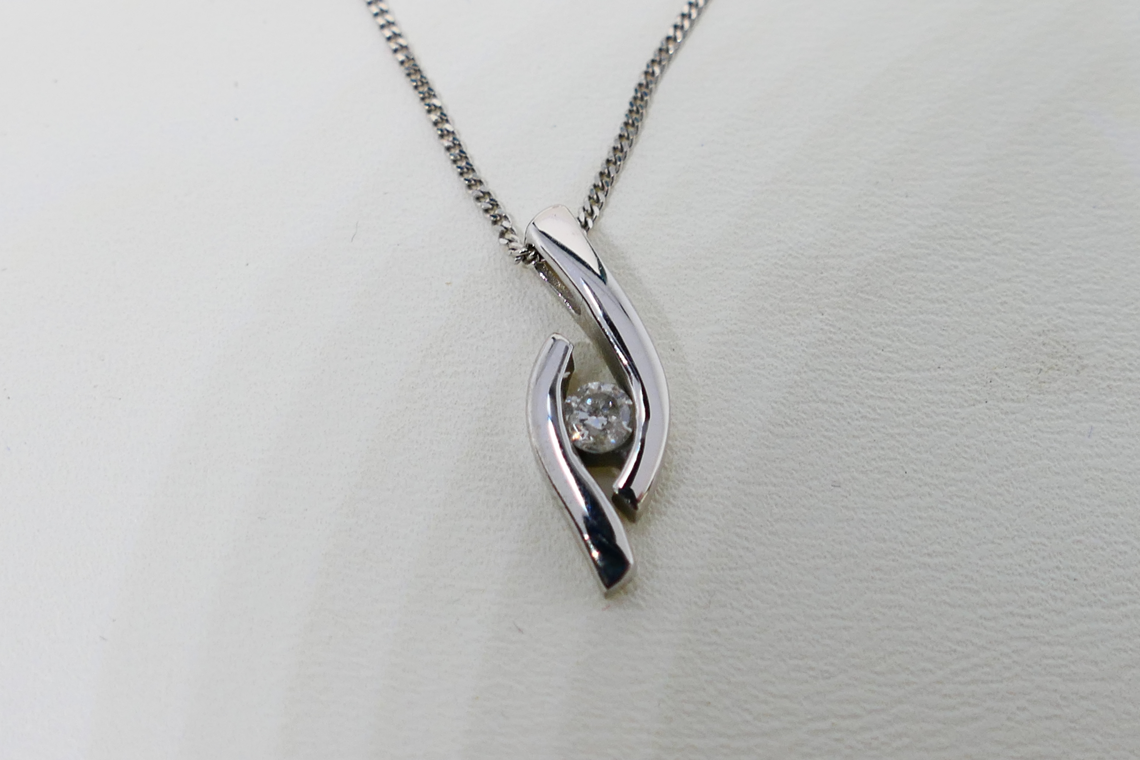 A 9ct white gold diamond set pendant on 9ct white gold chain (44 cm length), - Image 3 of 5