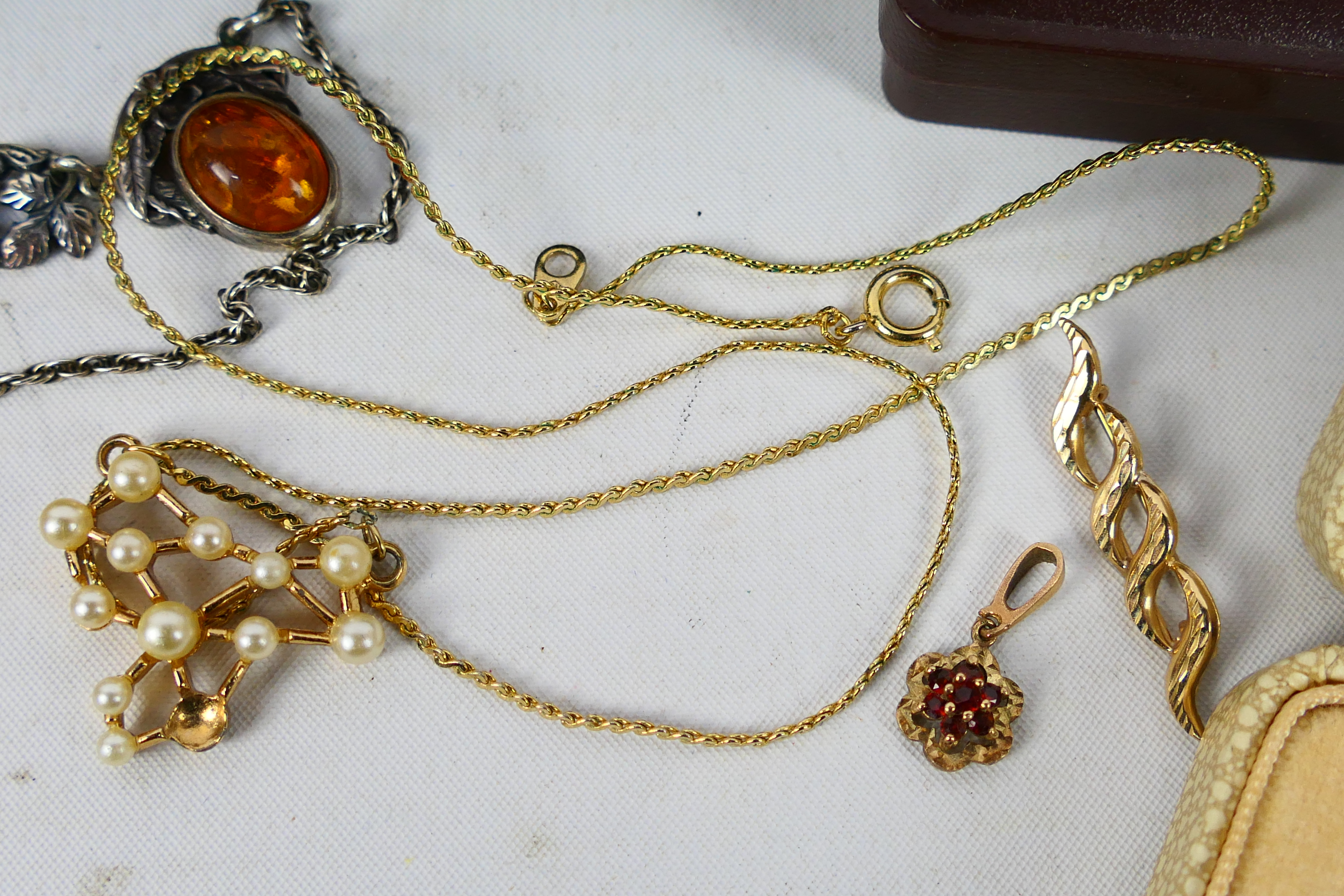 Lot to include a yellow metal stick pin, stamped 375, a 9ct gold stone set pendant, - Image 5 of 6