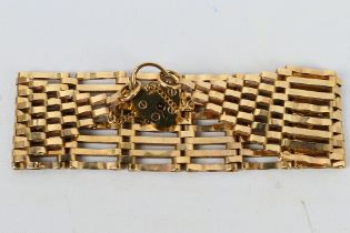 A yellow metal (presumed 9ct) gate link bracelet, 19 cm (l) with 9ct gold padlock clasp, 15.9 grams.
