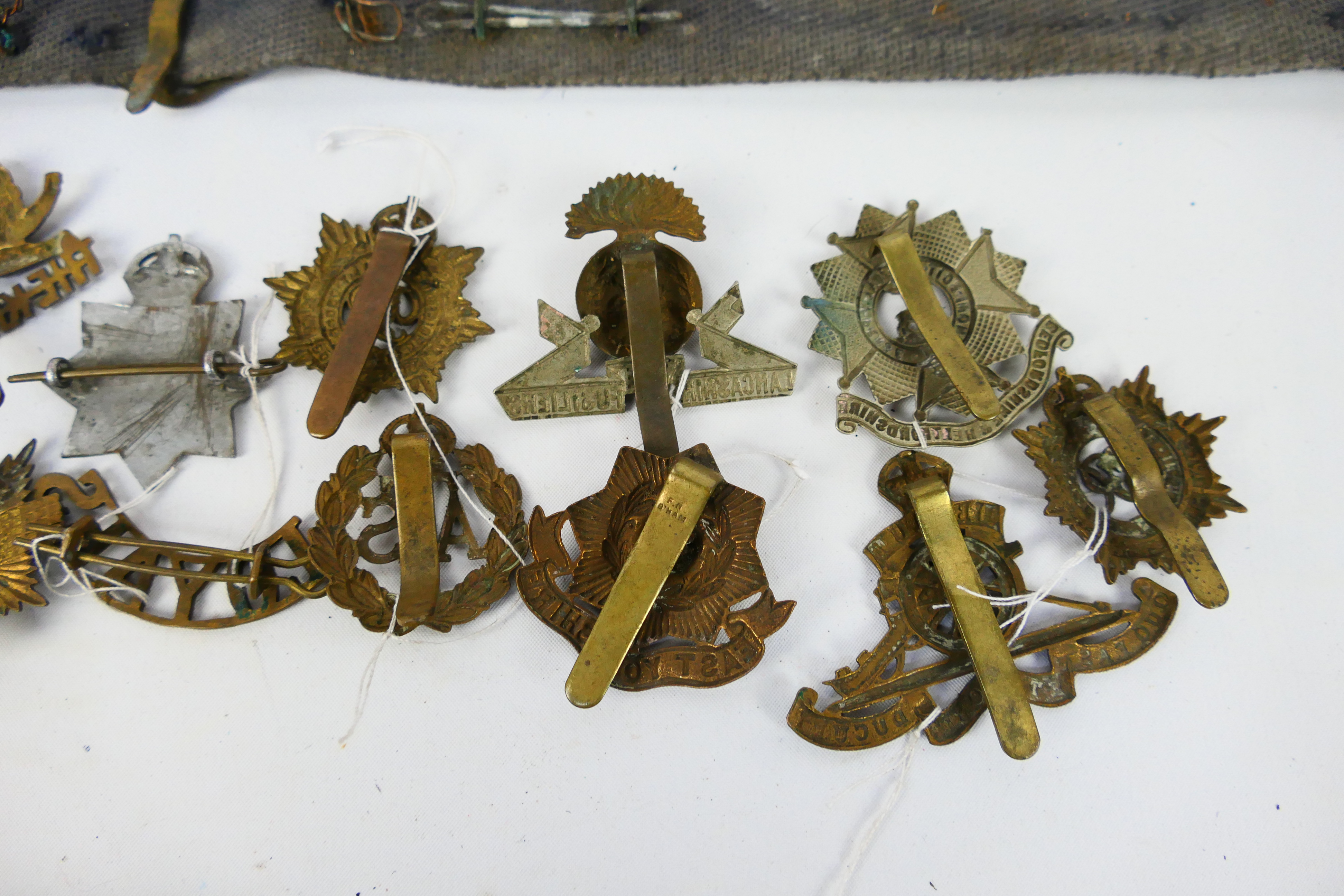 A collection of cap badges and similar insignia to include Royal East Kent, Rifle Brigade, - Image 12 of 12