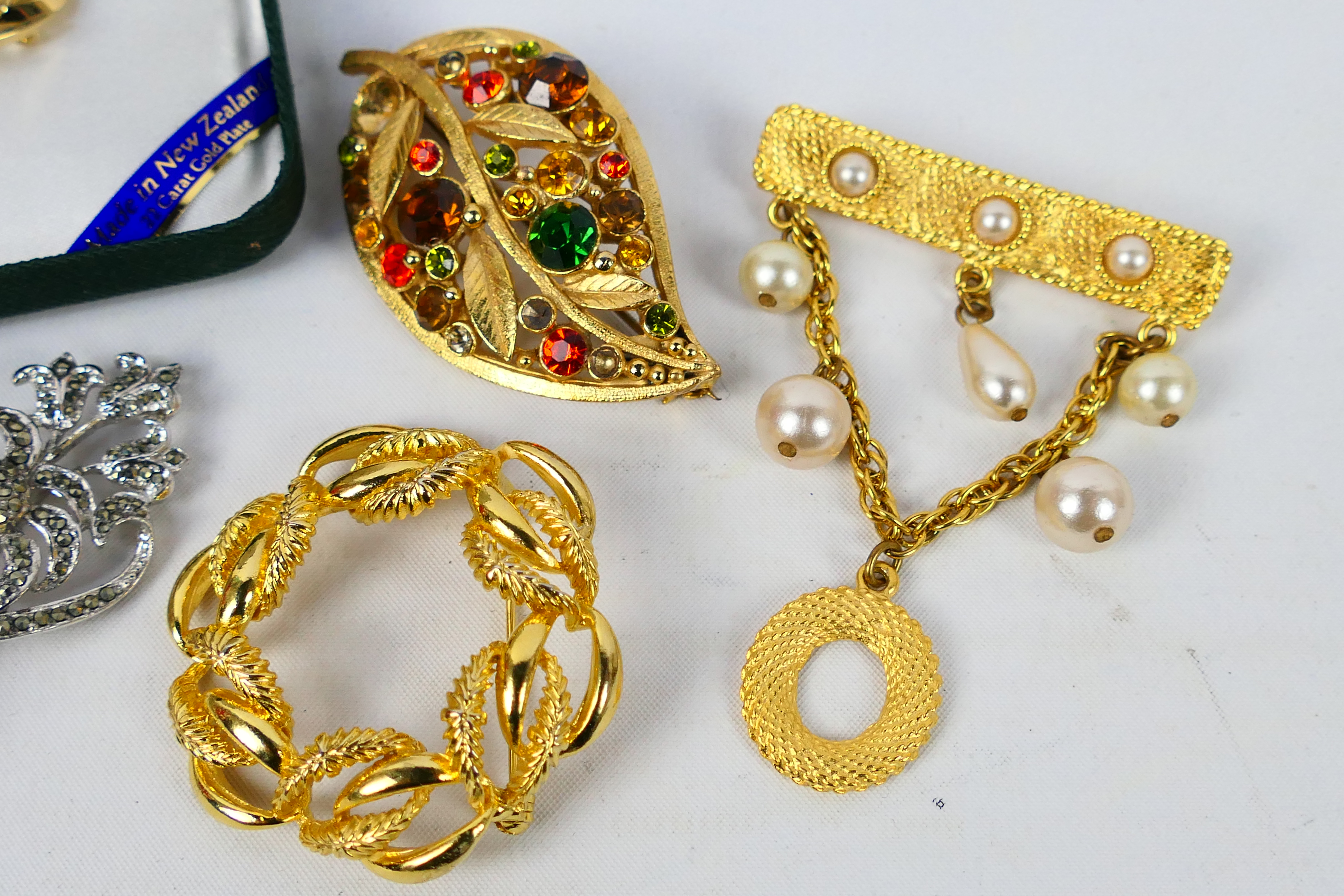 An attractive set of 12k gold filled and faux opal jewellery comprising brooch and ear clips and a - Image 5 of 5
