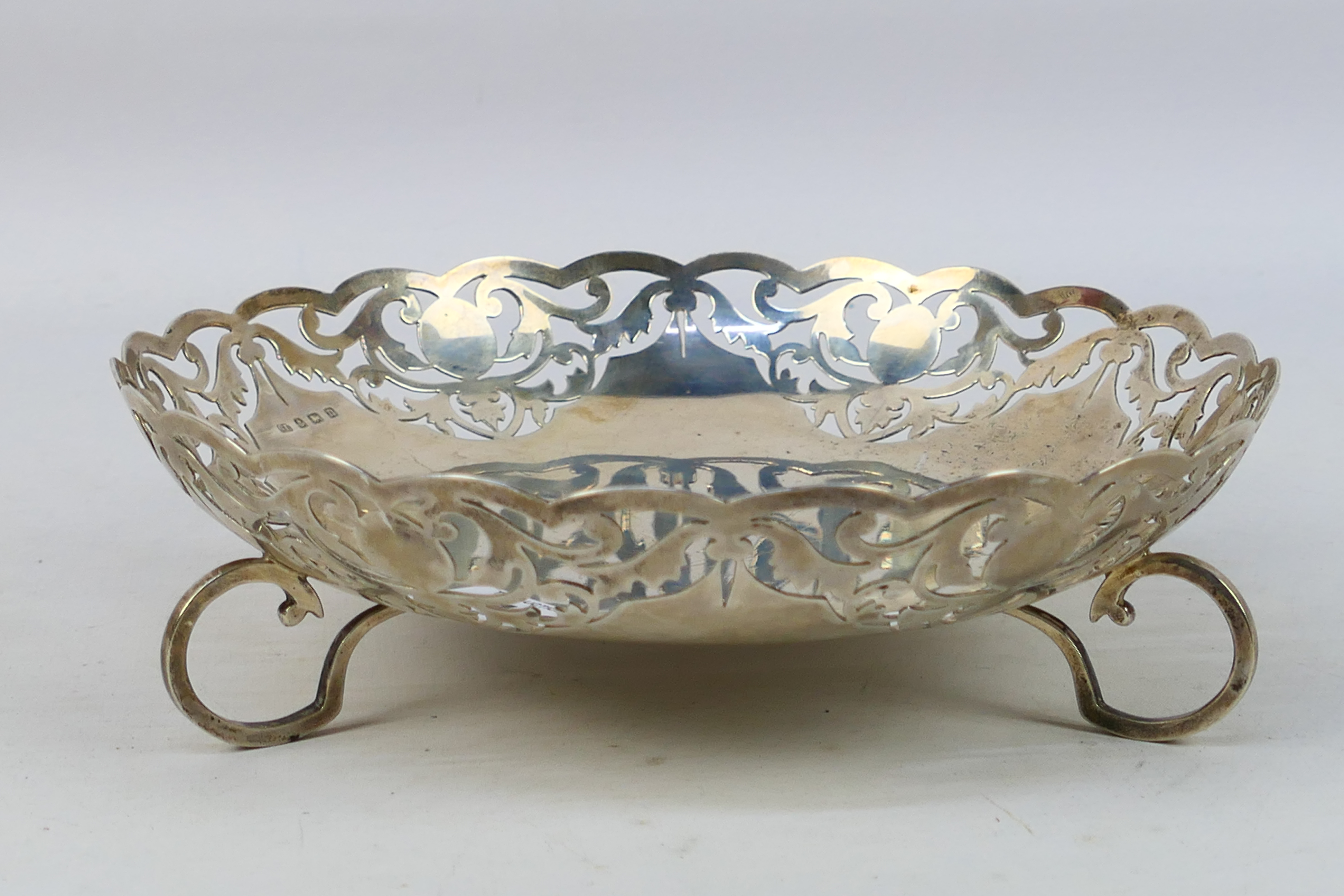A silver bon-bon dish. Birmingham Assay 1912. Makers mark for George Unite, 324 grams / 10. - Image 2 of 4