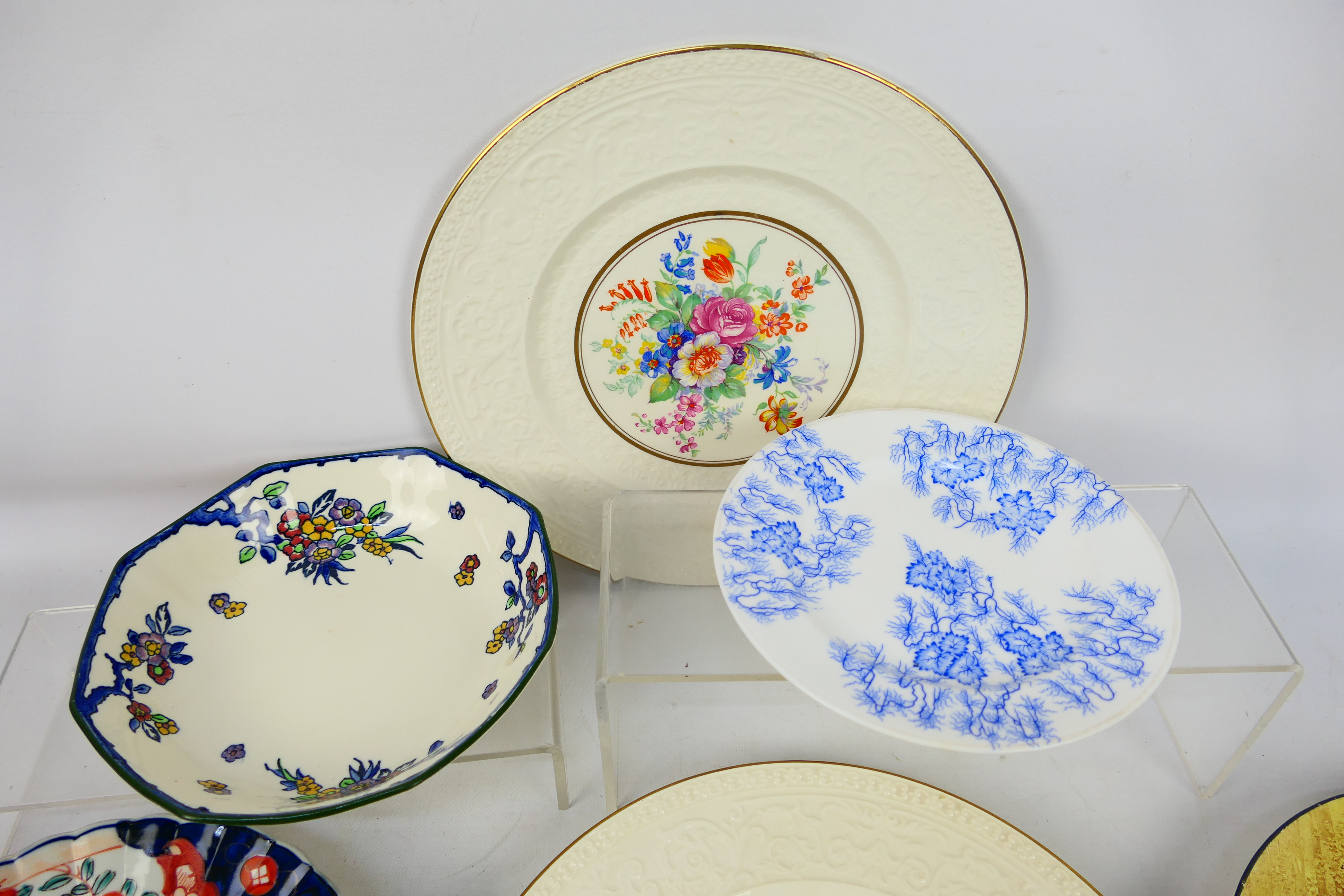 Royal Doulton, Royal Worcester, Wedgwood - 6 x ceramic plates. - Image 2 of 8