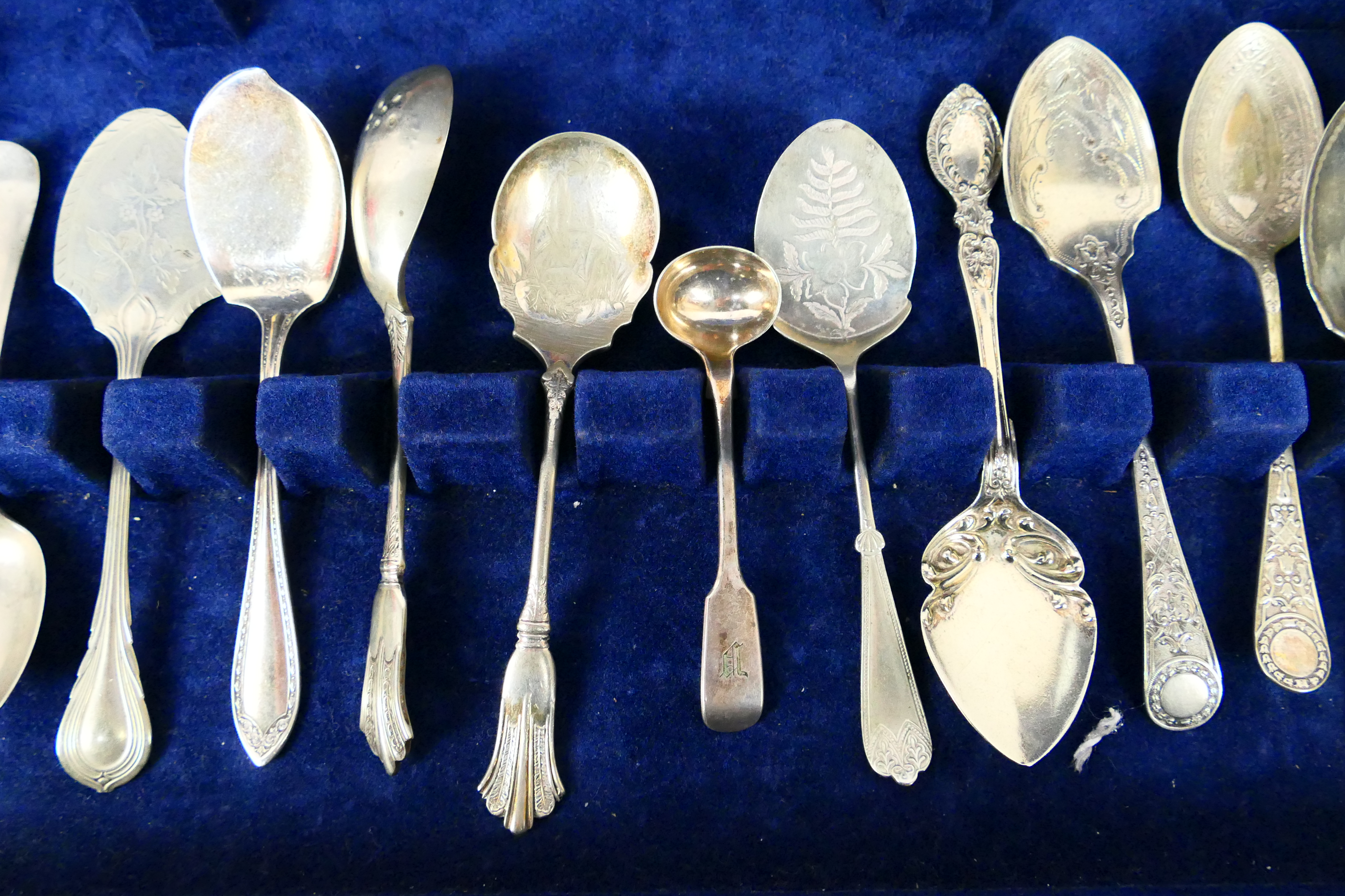 A collection of various plated spoons / serving items, contained in canteen. - Image 3 of 10