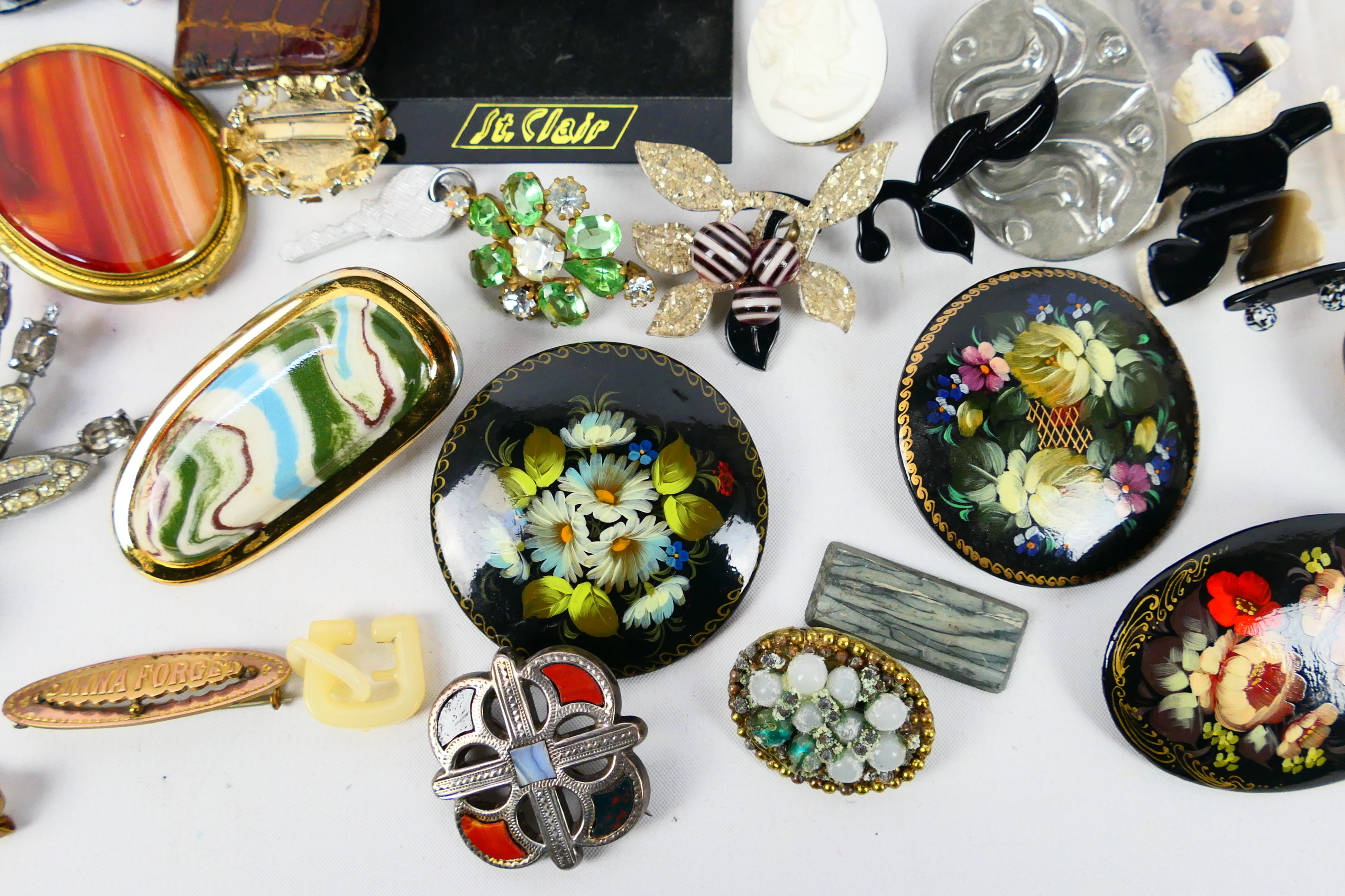 A jewellery box containing a collection of costume jewellery to include necklace, brooches, - Image 4 of 10