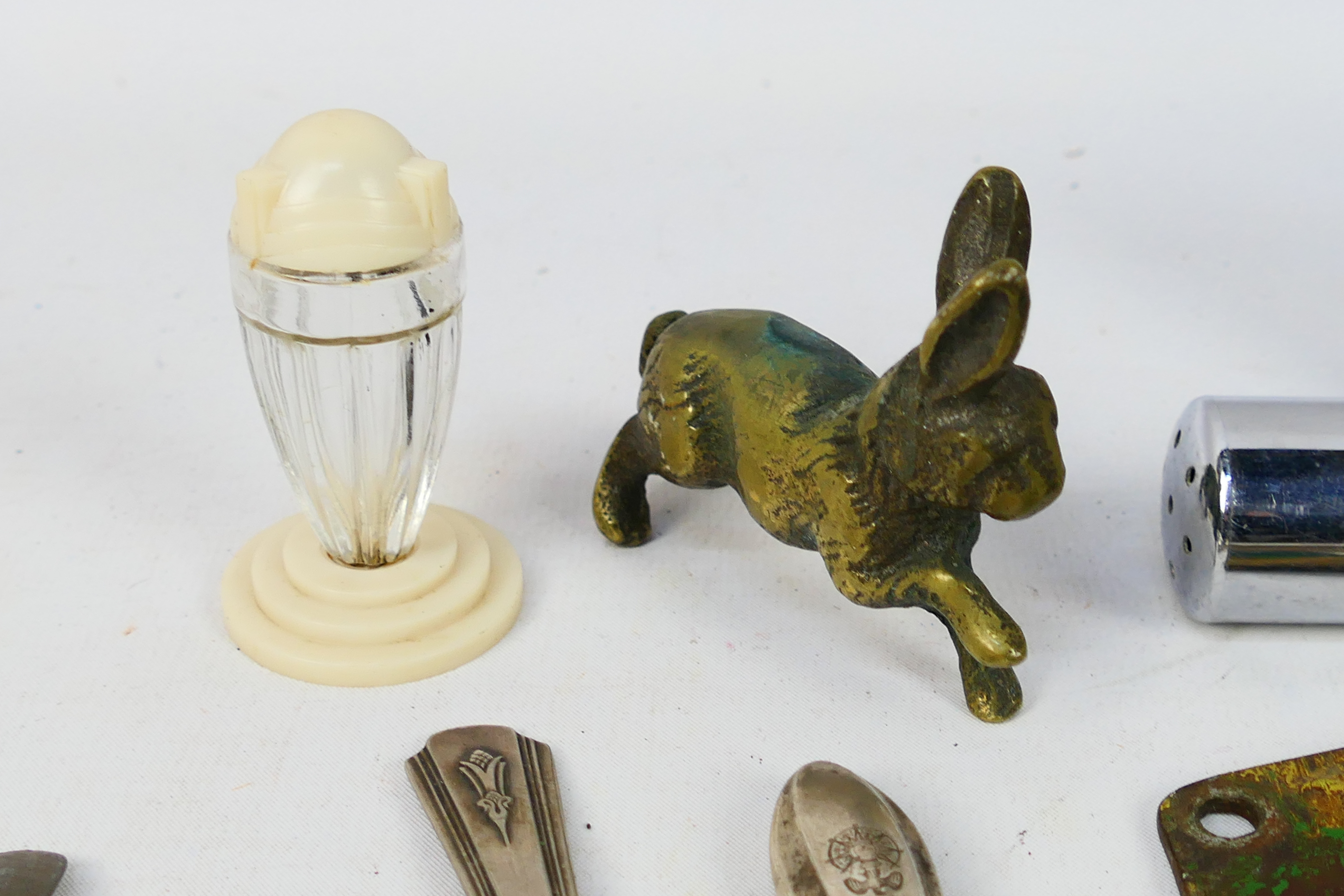 Mixed collectables to include flatware, vintage Liverpool City crest, - Image 4 of 7