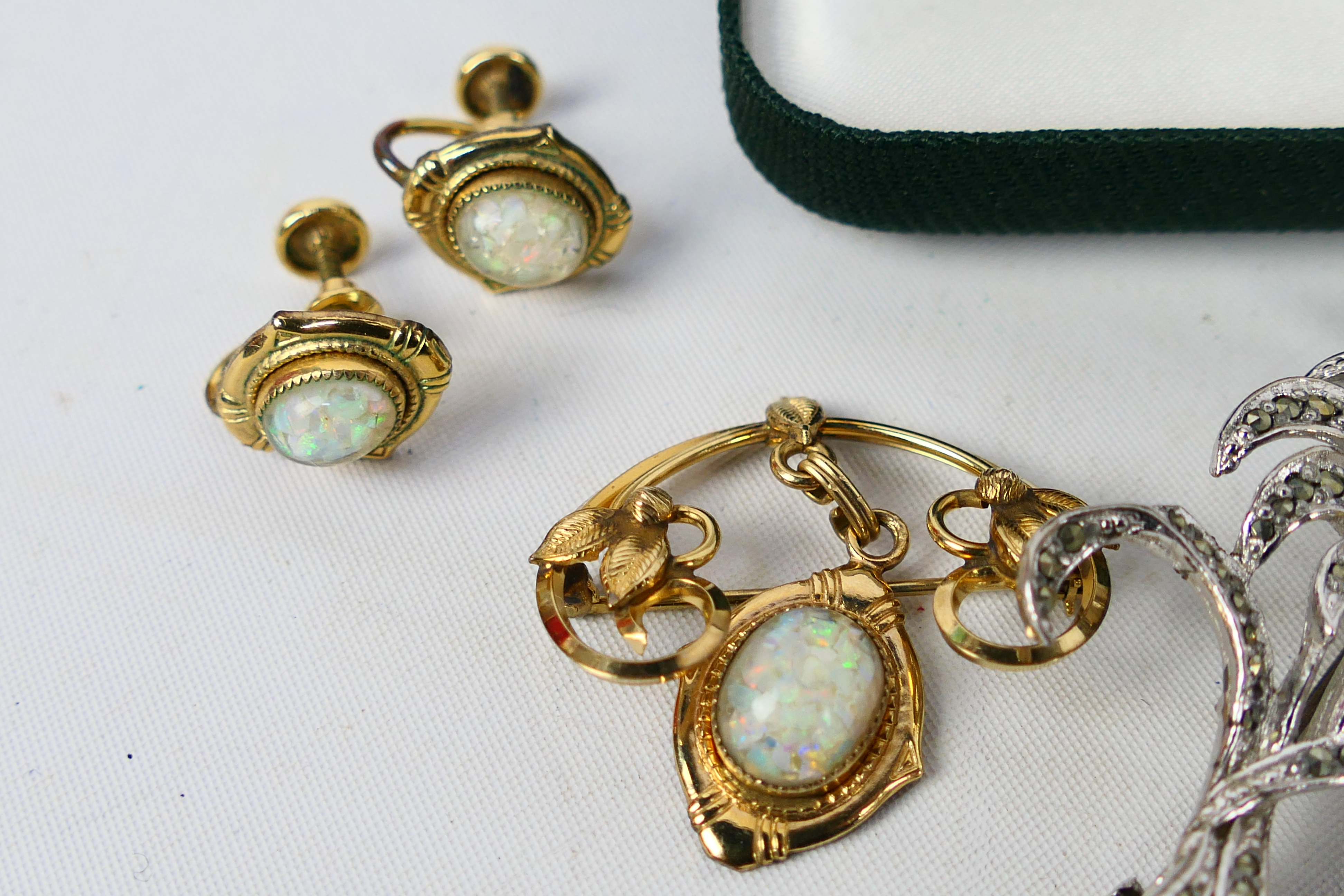 An attractive set of 12k gold filled and faux opal jewellery comprising brooch and ear clips and a - Image 3 of 5