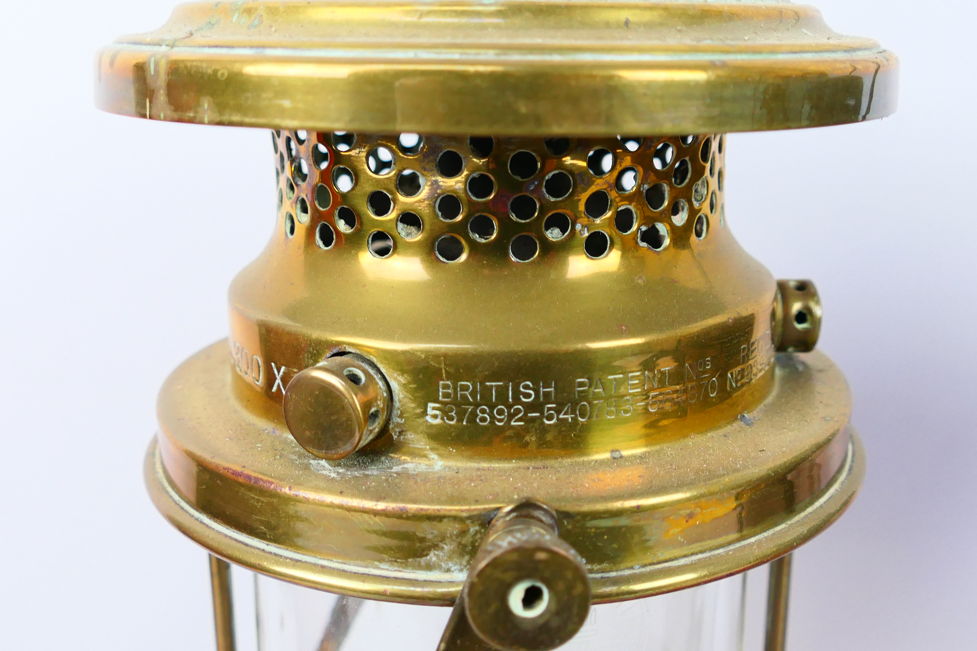 Vintage lanterns to include a brass Vapalux 300X and other. - Image 5 of 6