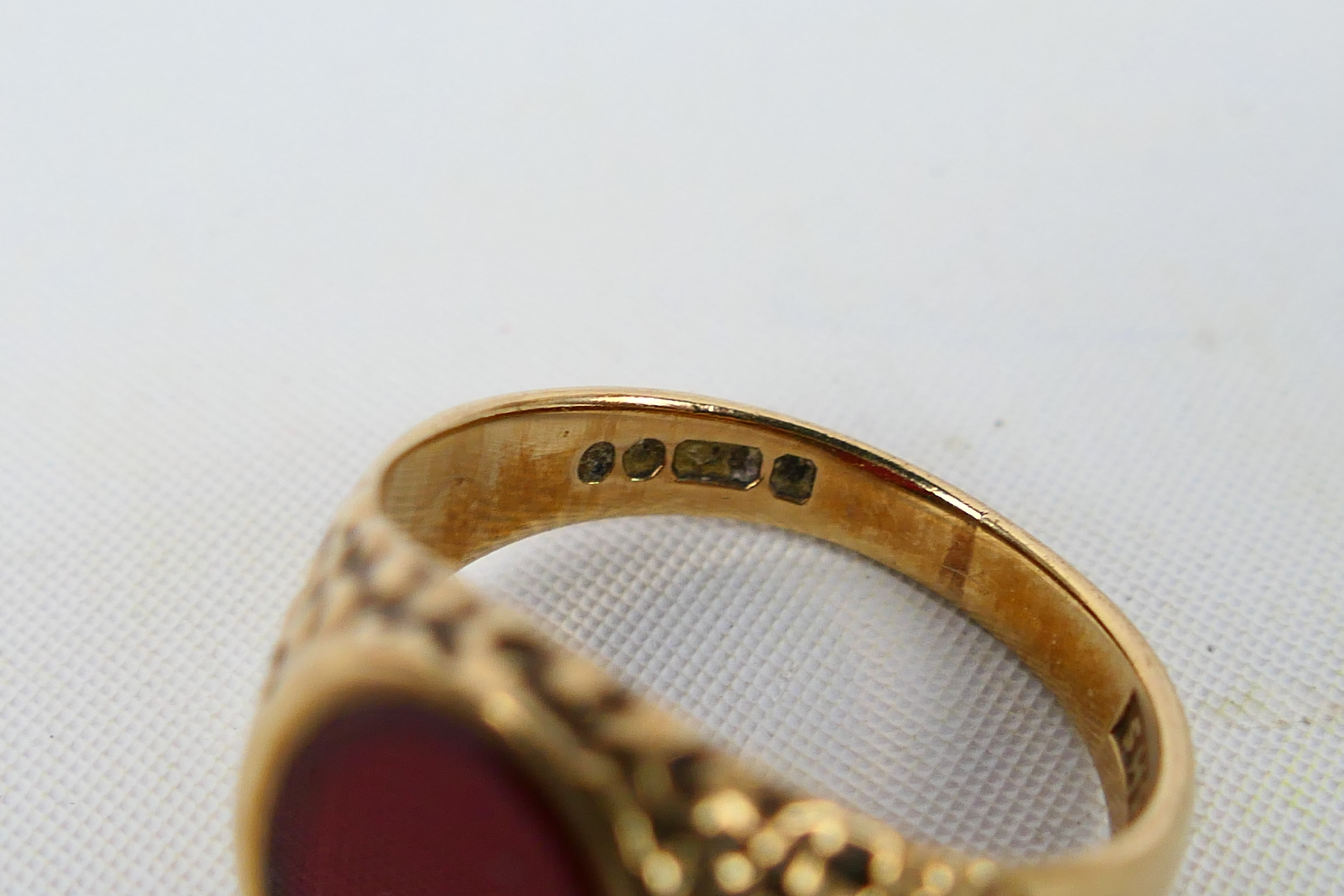 A gentleman's 9ct yellow gold signet ring set with carnelian, size S, approximately 6.1 grams. - Image 5 of 5