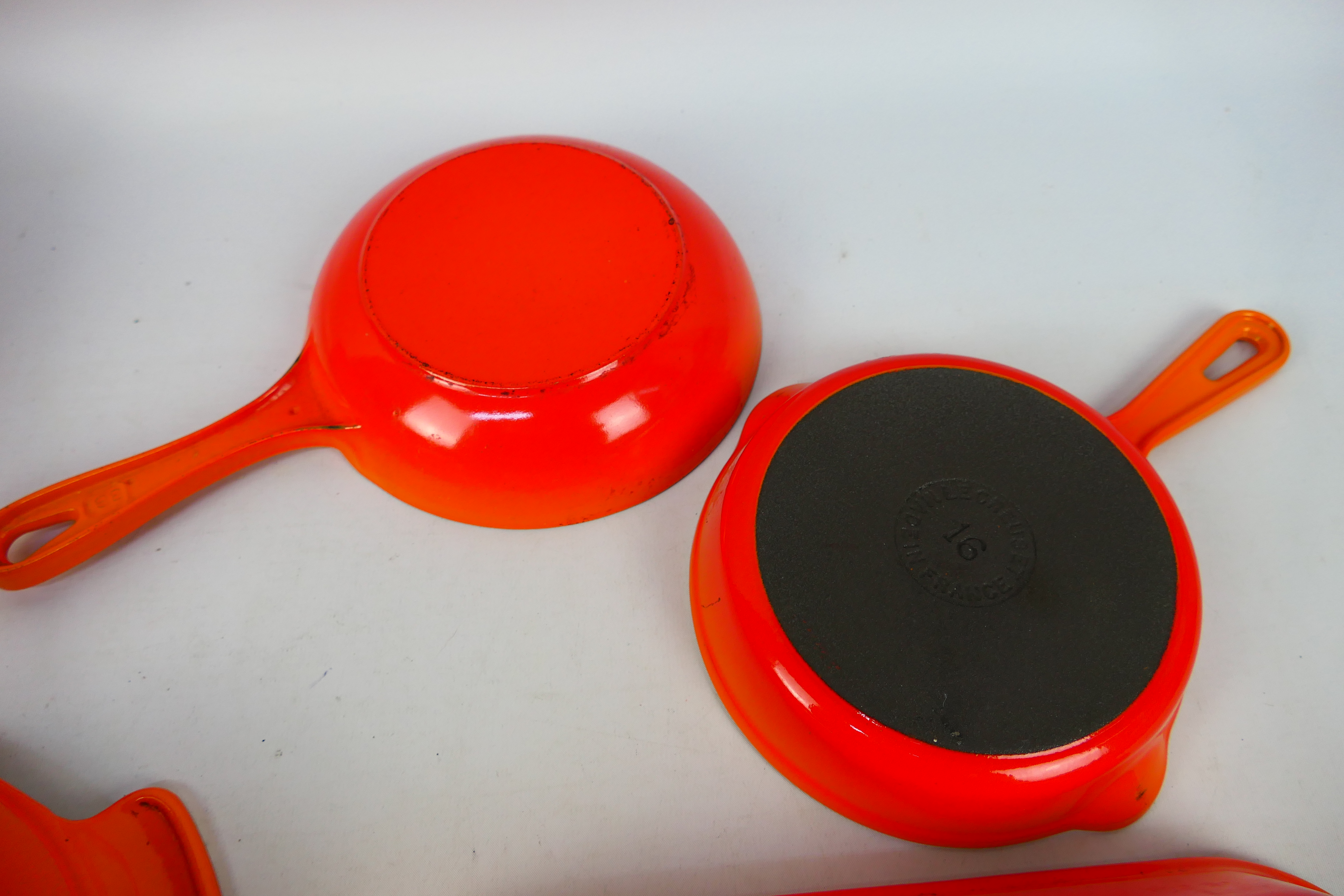 A collection of Volcanic Orange Le Creuset cookwares to include casserole dish and cover (25 cm - Image 11 of 11