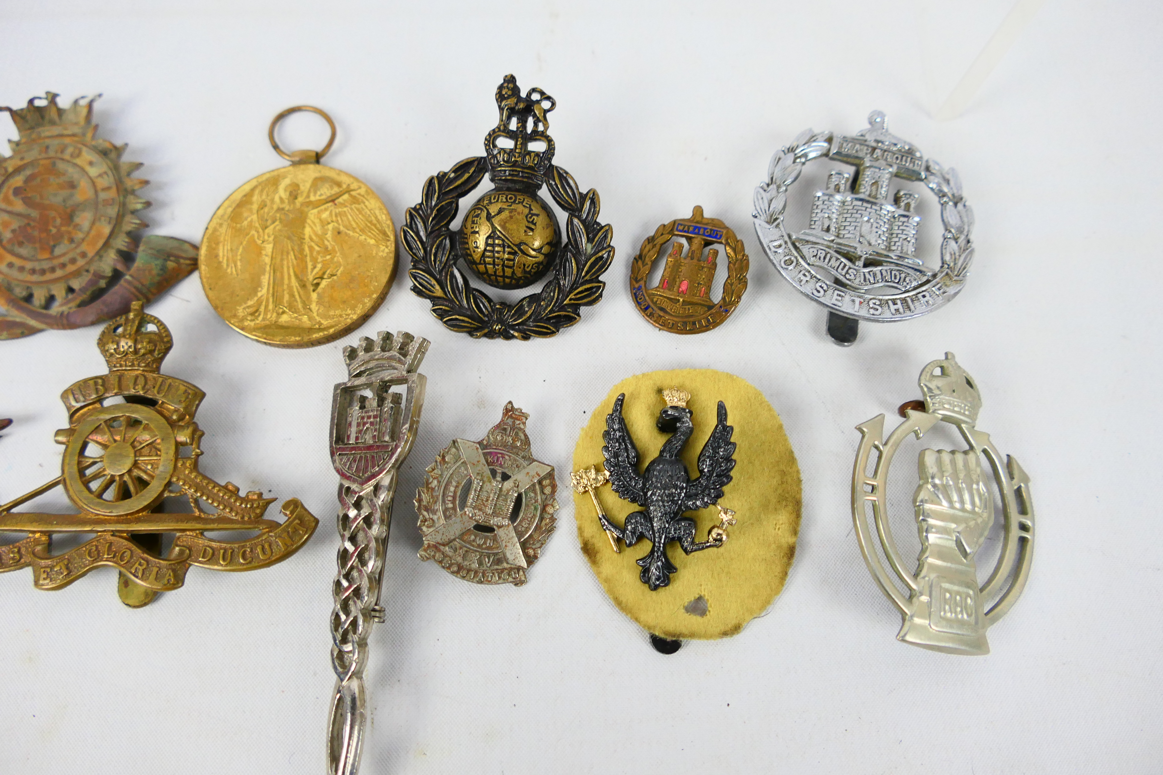 Lot to include various cap badges, General Service Trade Pattern pocket watch, - Image 6 of 11