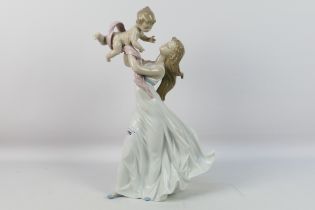 Lladro - A large group depicting a mother holding a baby, # 6858, My Little Sweetie,