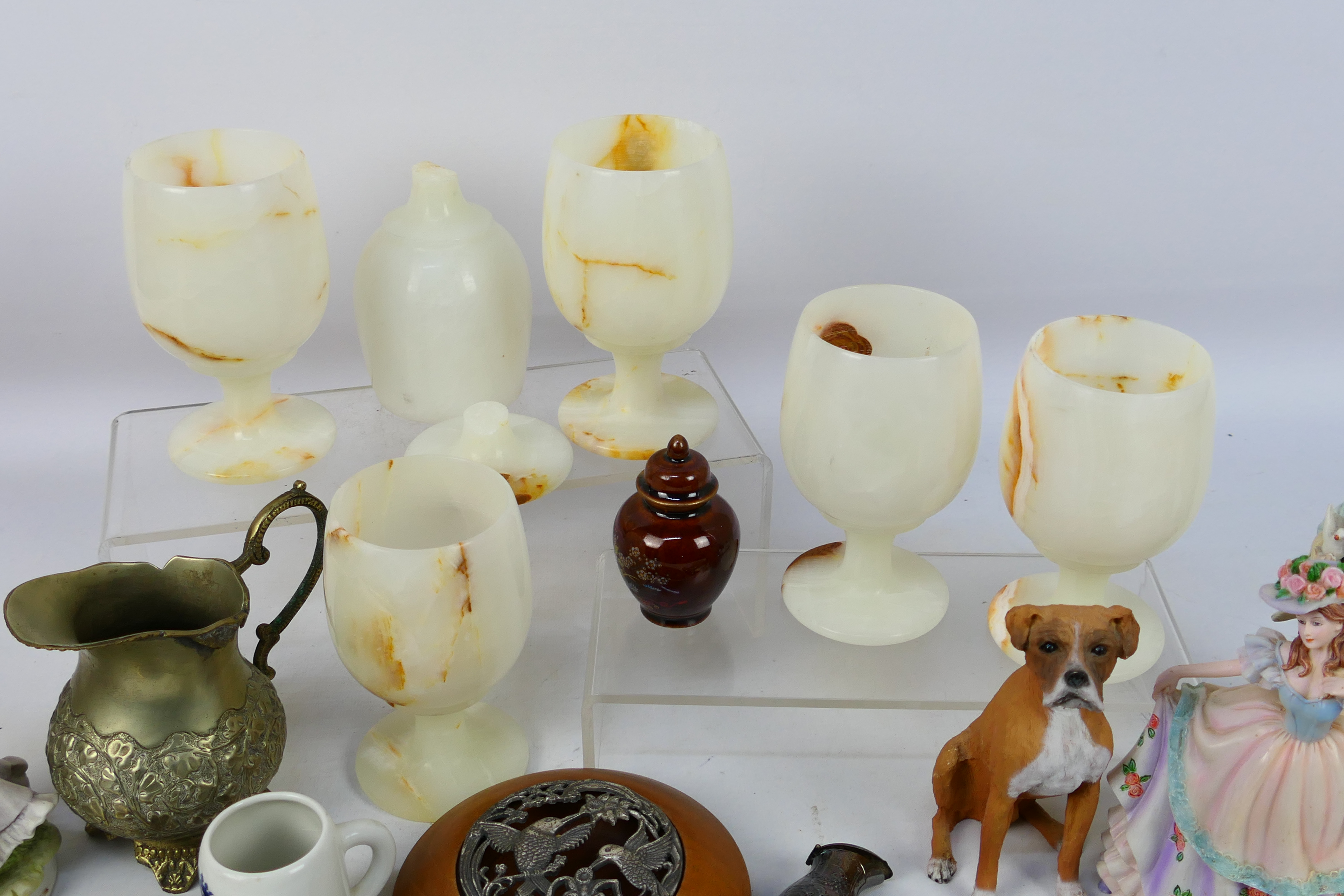 A mixed lot to include onyx goblets, ceramics, Regency Fine Arts figures and similar. - Image 4 of 5