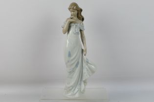 Lladro - A large figure depicting a young lady with a flower, # 6918, A Flower's Whisper,