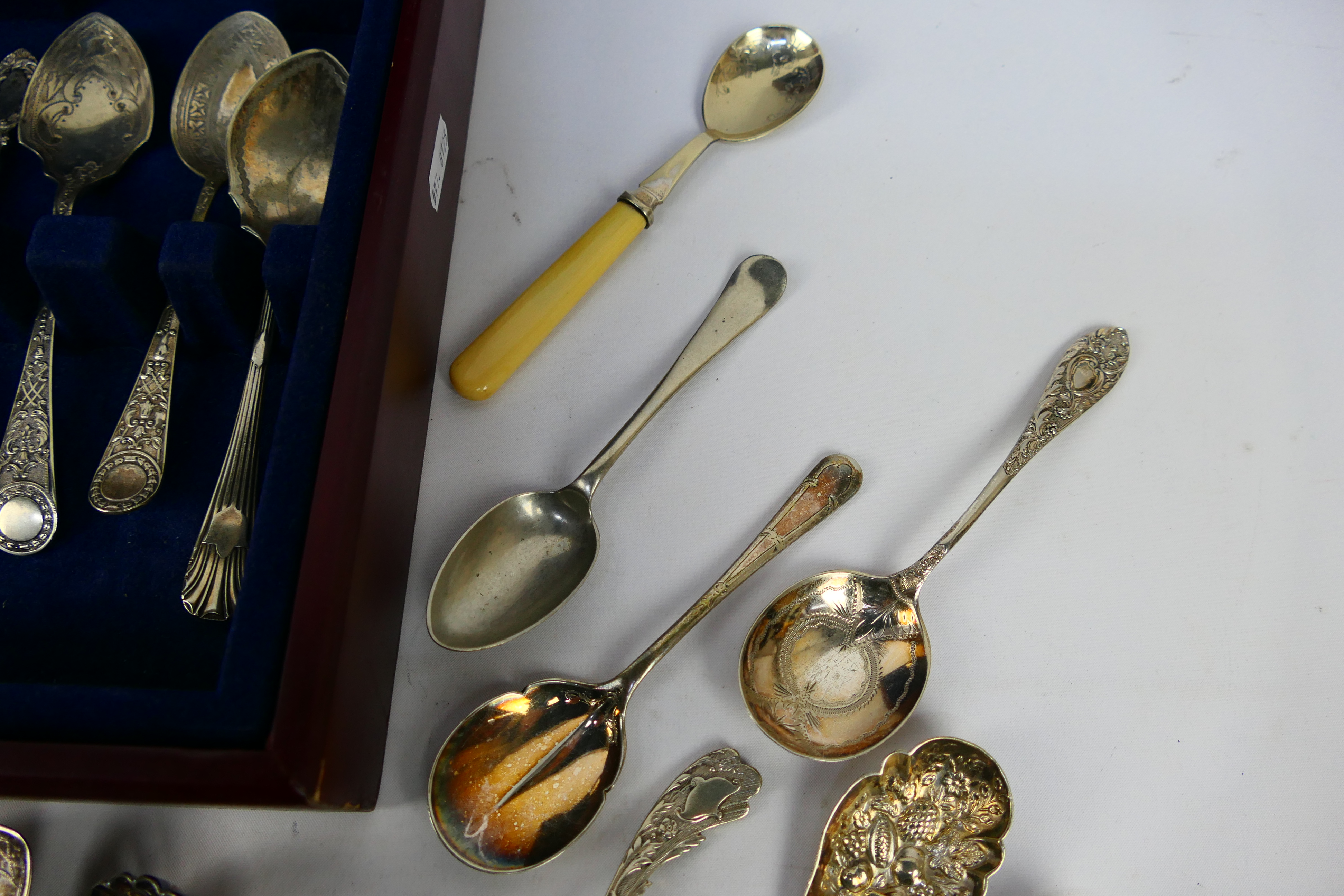 A collection of various plated spoons / serving items, contained in canteen. - Image 9 of 10