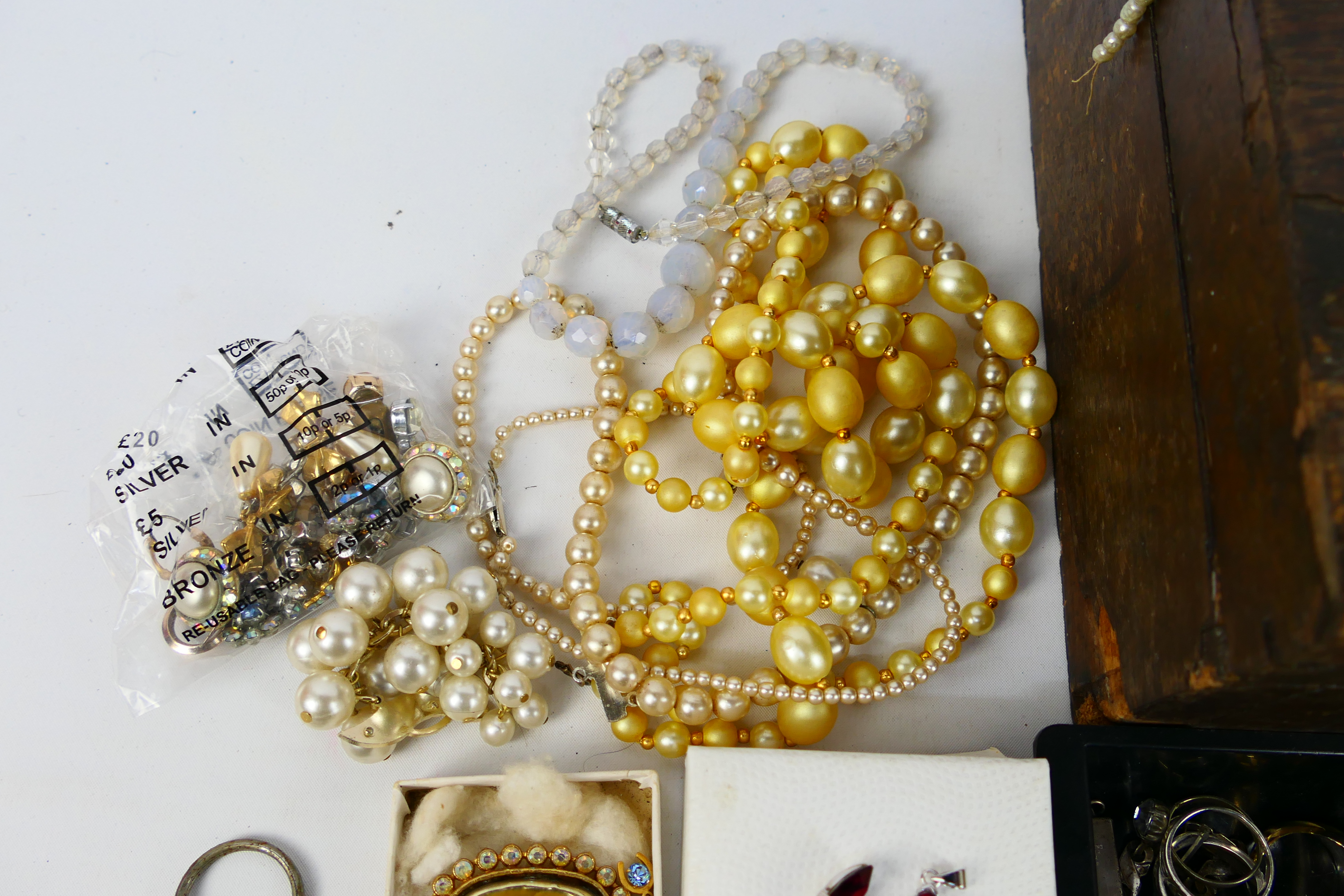 A varied collection of costume jewellery, some pieces stamped 925. - Image 3 of 11
