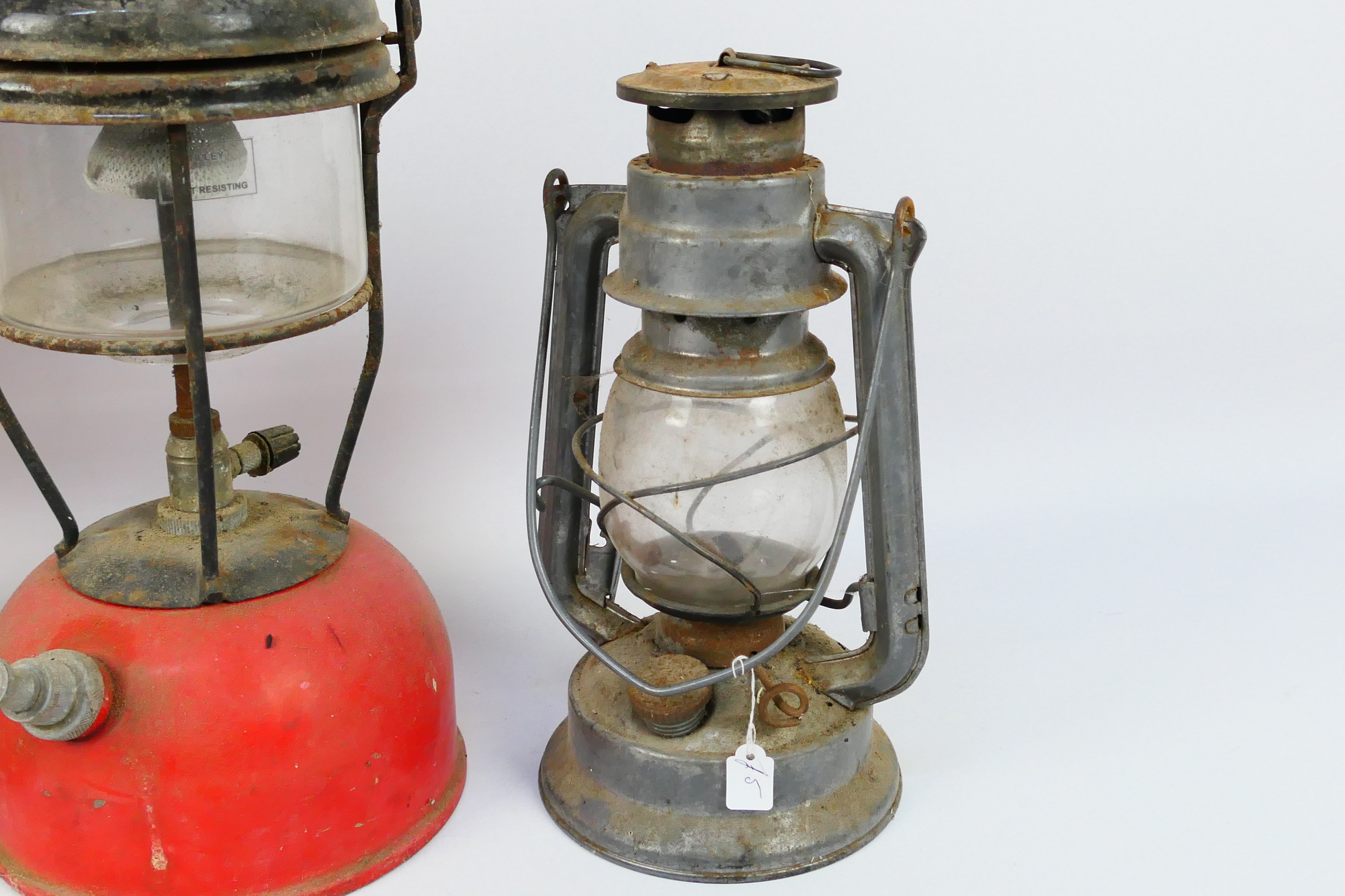 Vintage lanterns to include a brass Vapalux 300X and other. - Image 4 of 6