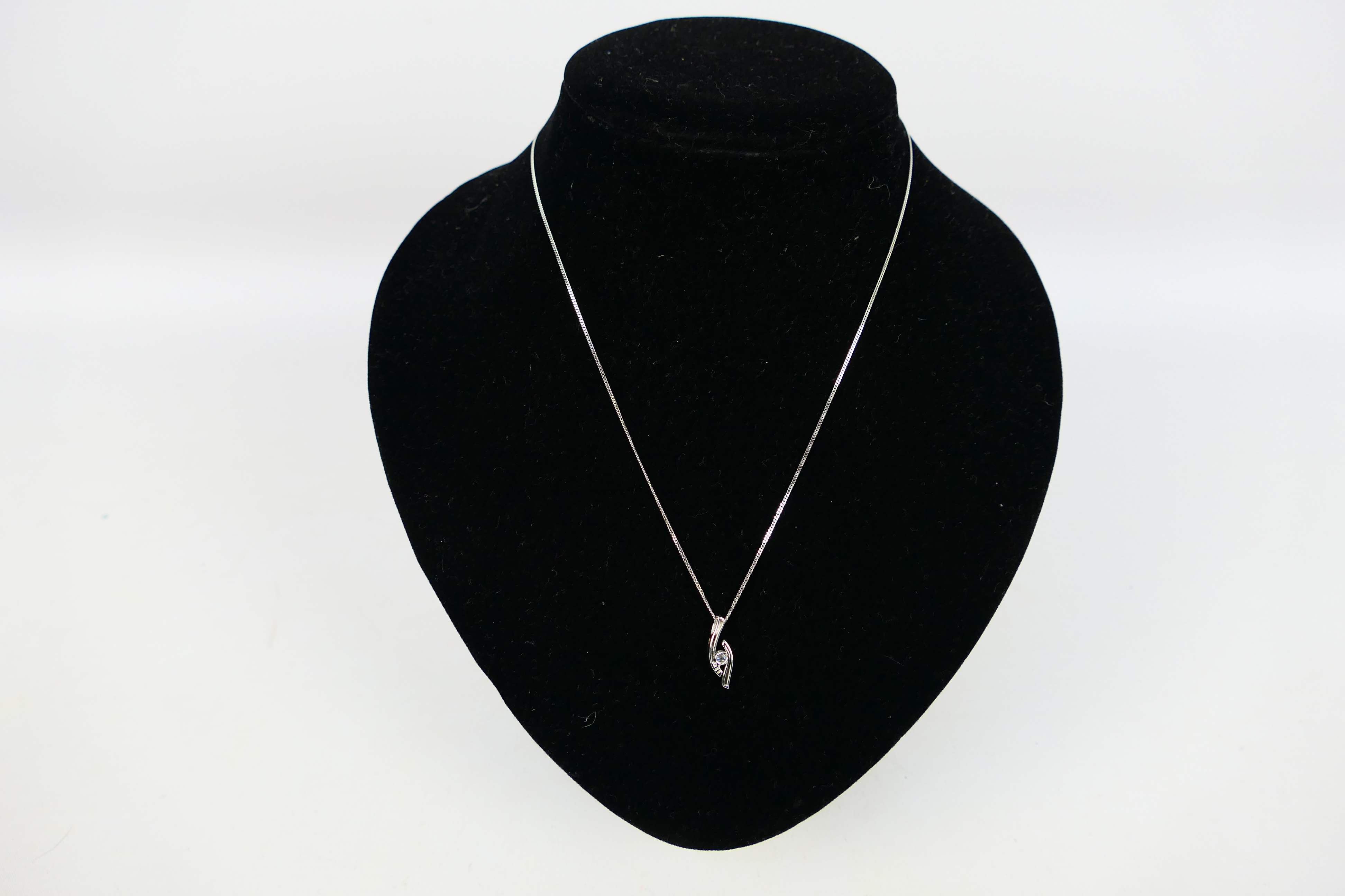 A 9ct white gold diamond set pendant on 9ct white gold chain (44 cm length), - Image 2 of 5