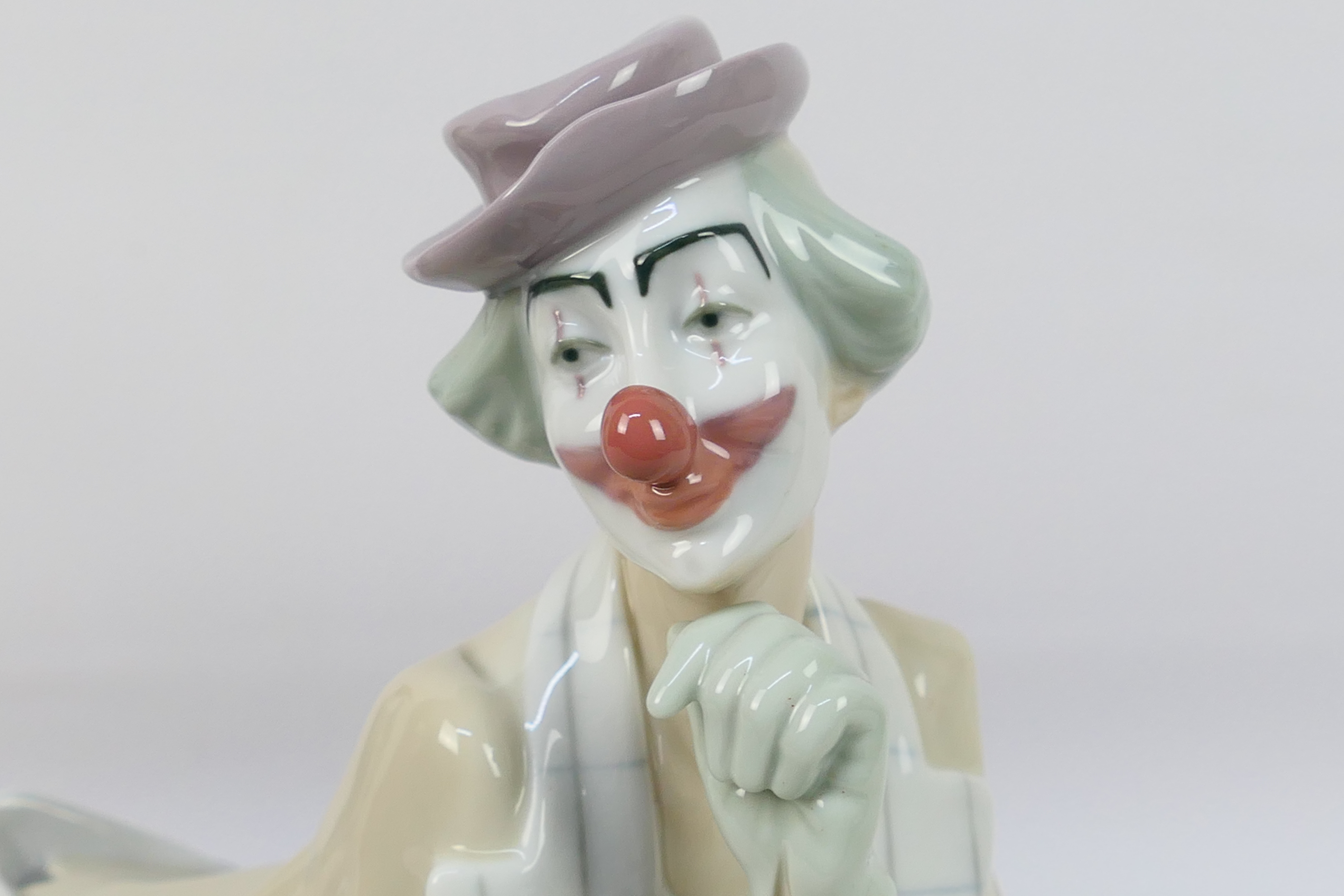 Lladro - A large figure depicting a recumbent clown with a ball, # 4618, Clown, - Image 4 of 7