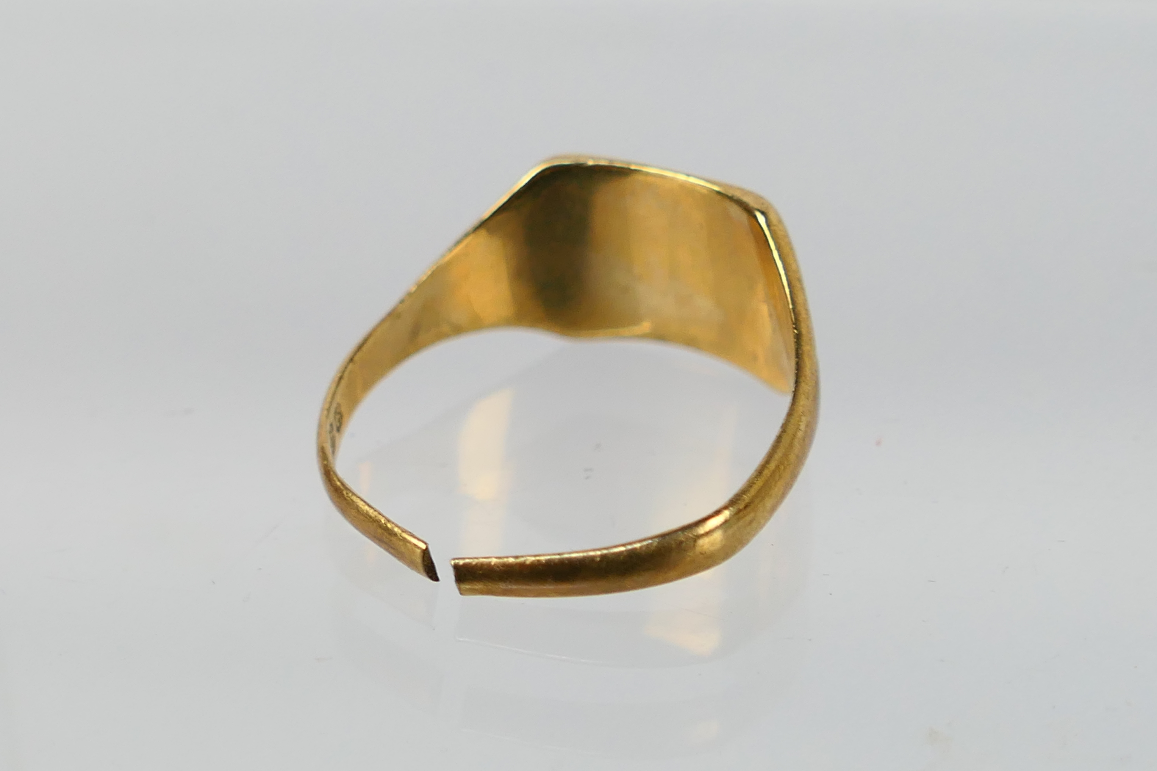 Scrap Gold - A 9ct yellow gold ring (shank cut), 2.4 grams. - Image 3 of 4