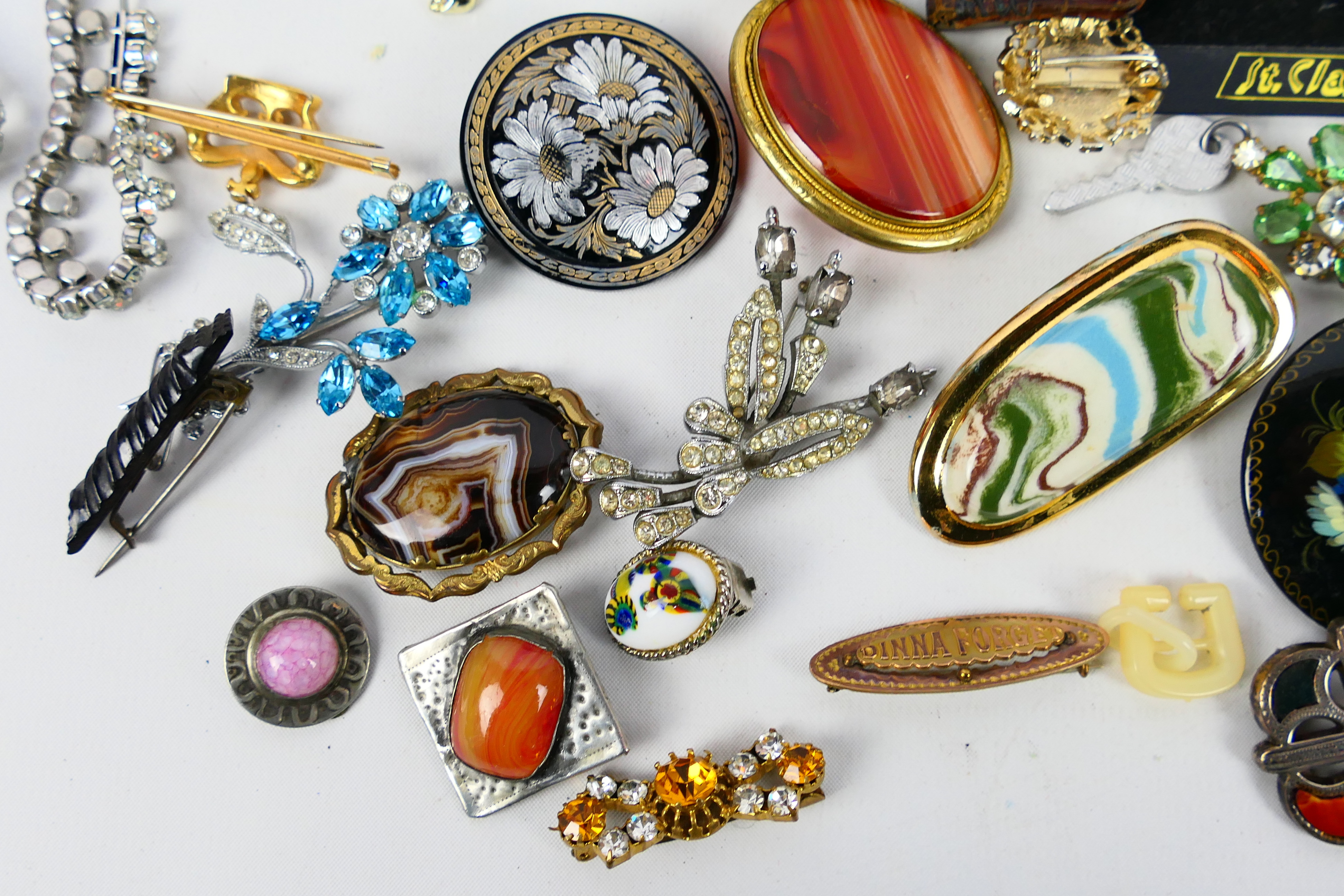 A jewellery box containing a collection of costume jewellery to include necklace, brooches, - Image 3 of 10