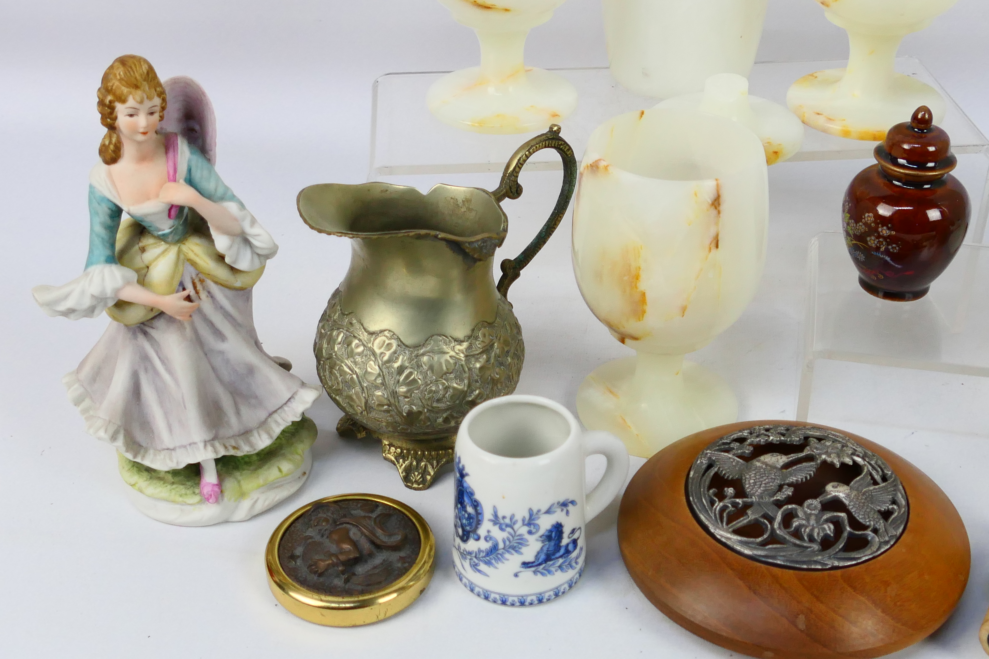 A mixed lot to include onyx goblets, ceramics, Regency Fine Arts figures and similar. - Image 3 of 5