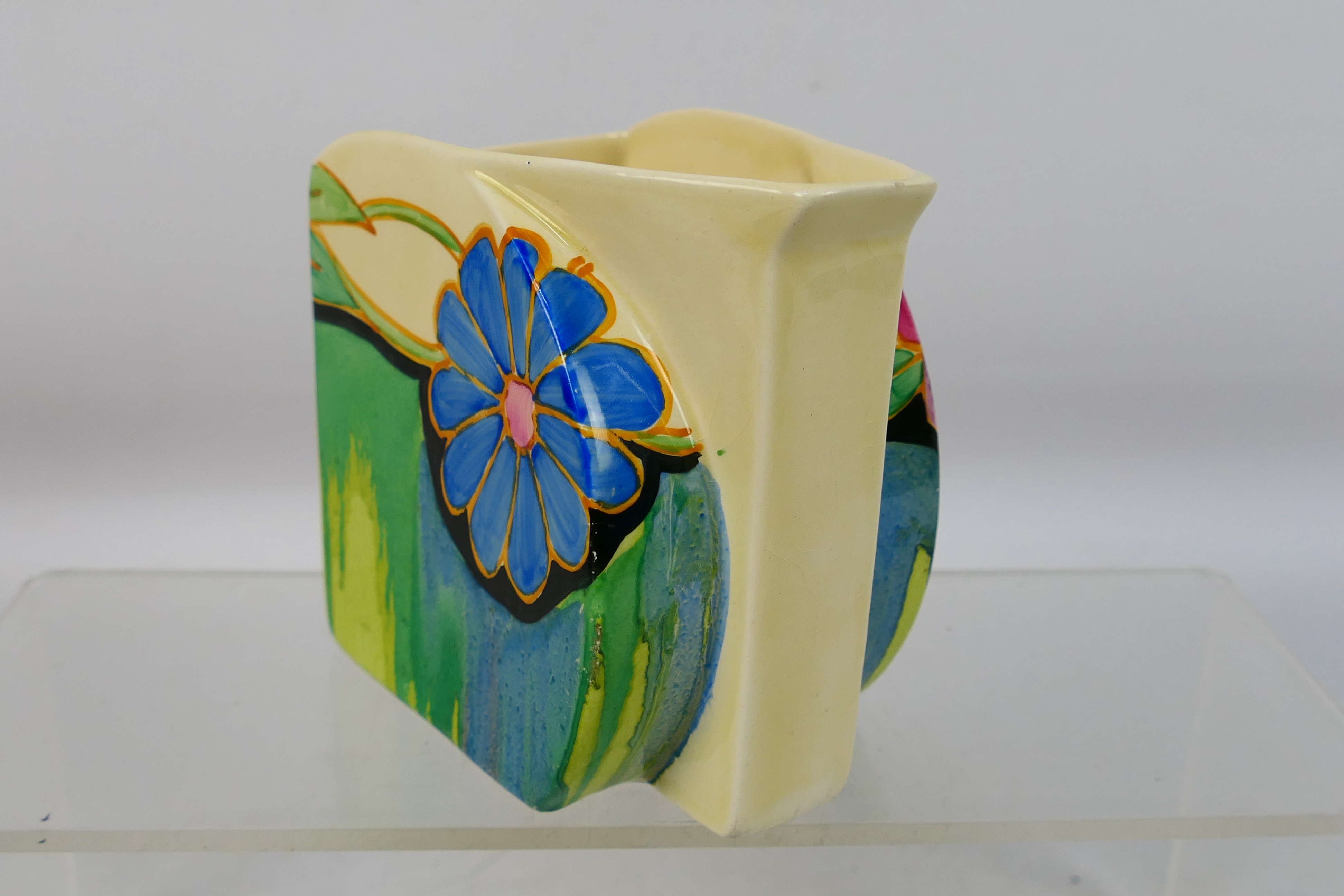 Clarice Cliff - A Clarice Cliff Bizzare floral hand painted jug. - Image 3 of 6
