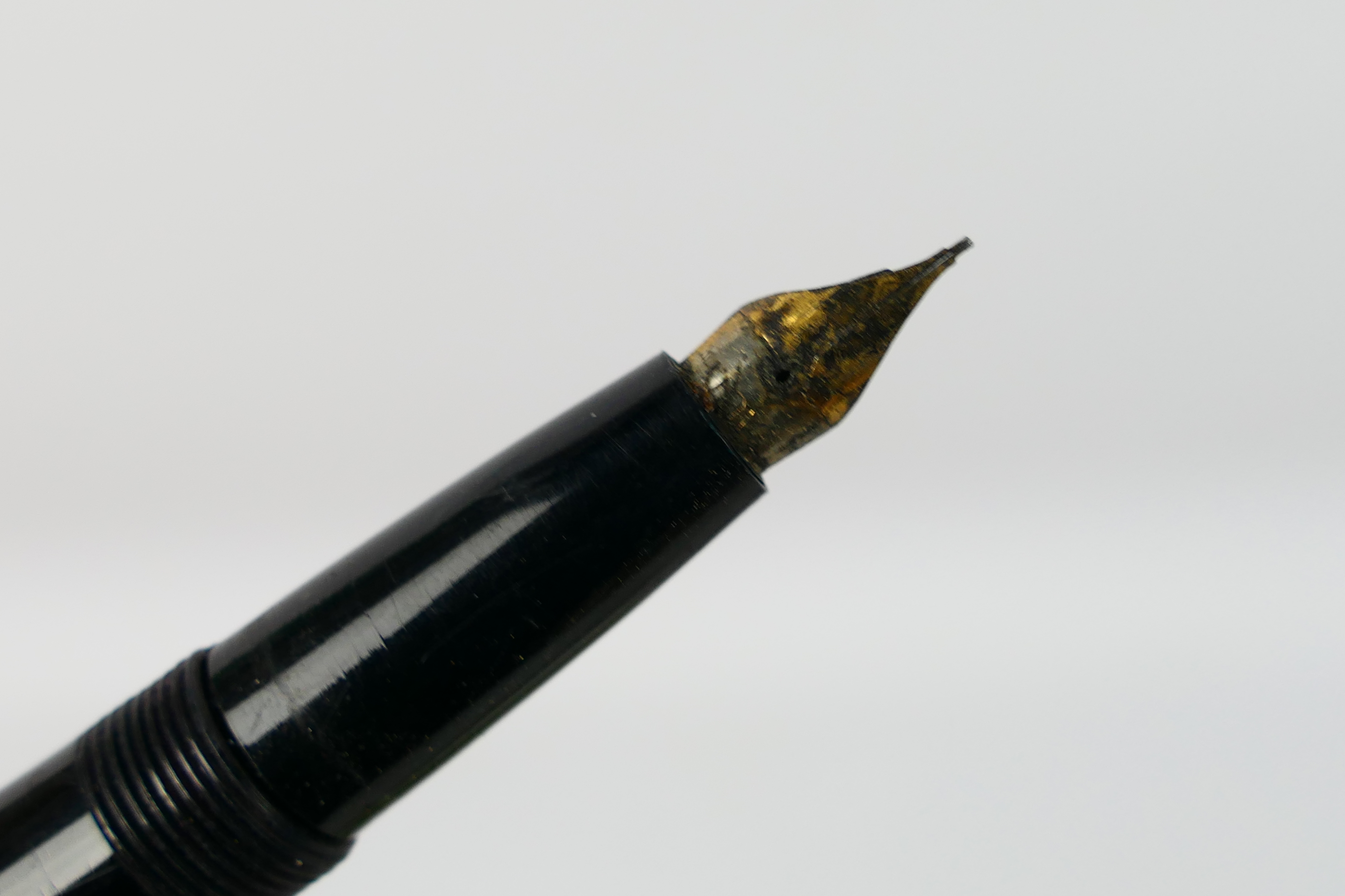 A collection of fountain pens and a mechanical pencil to include Parker, The Nova Pen and other, - Image 6 of 6