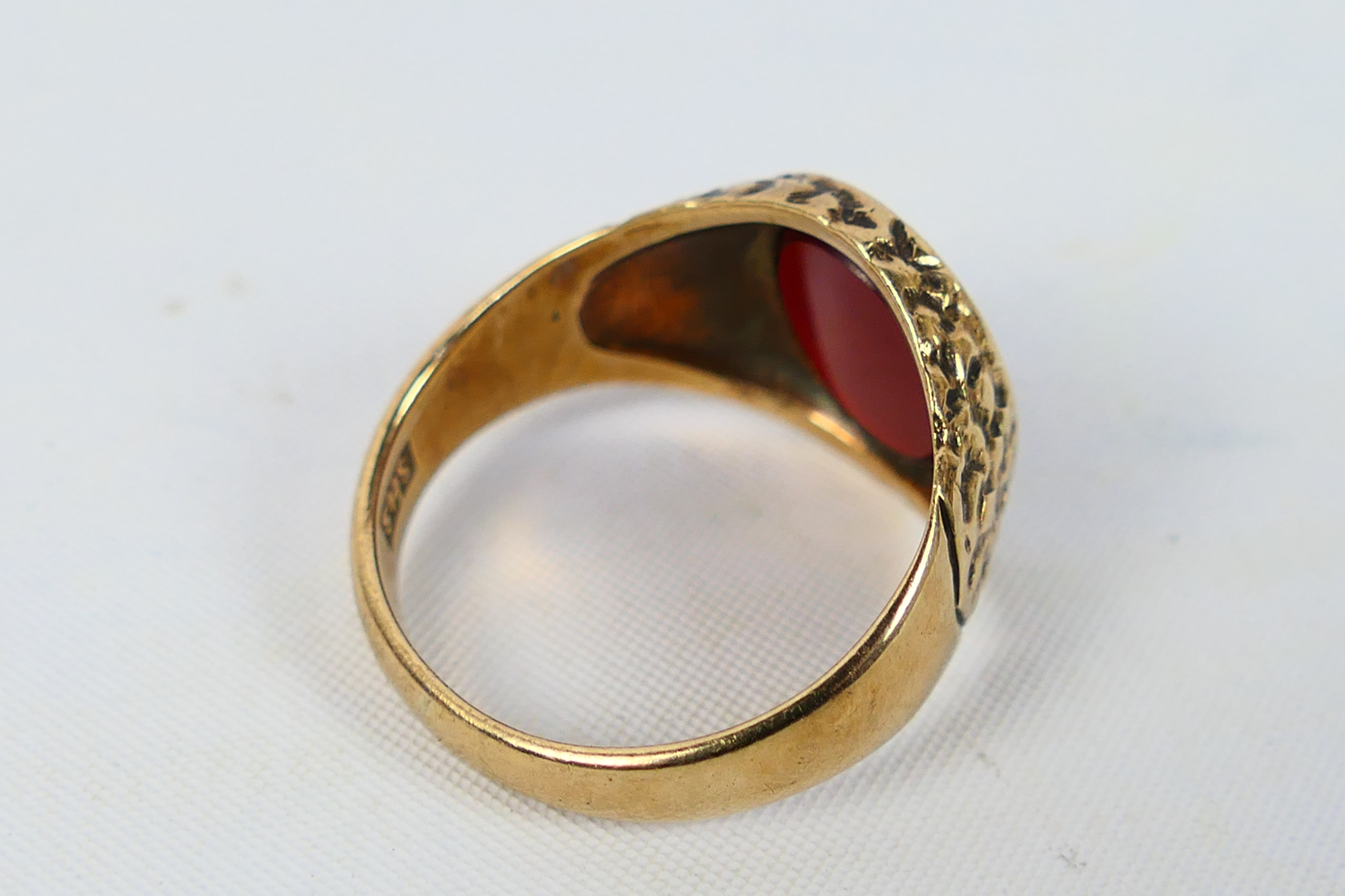 A gentleman's 9ct yellow gold signet ring set with carnelian, size S, approximately 6.1 grams. - Image 3 of 5