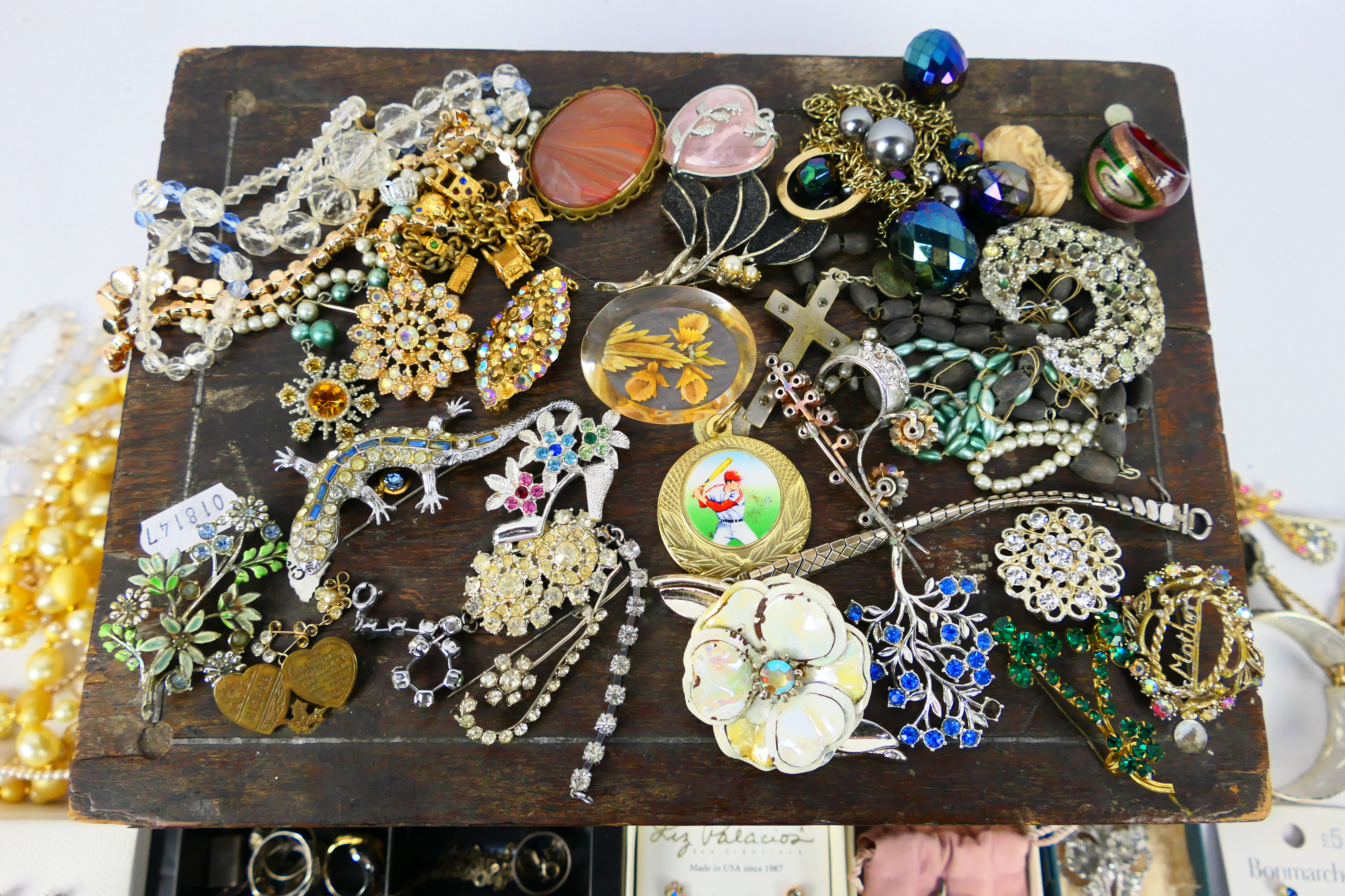 A varied collection of costume jewellery, some pieces stamped 925. - Image 2 of 11