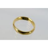 An 18ct yellow gold wedding band, size I+½, 2.9 grams.