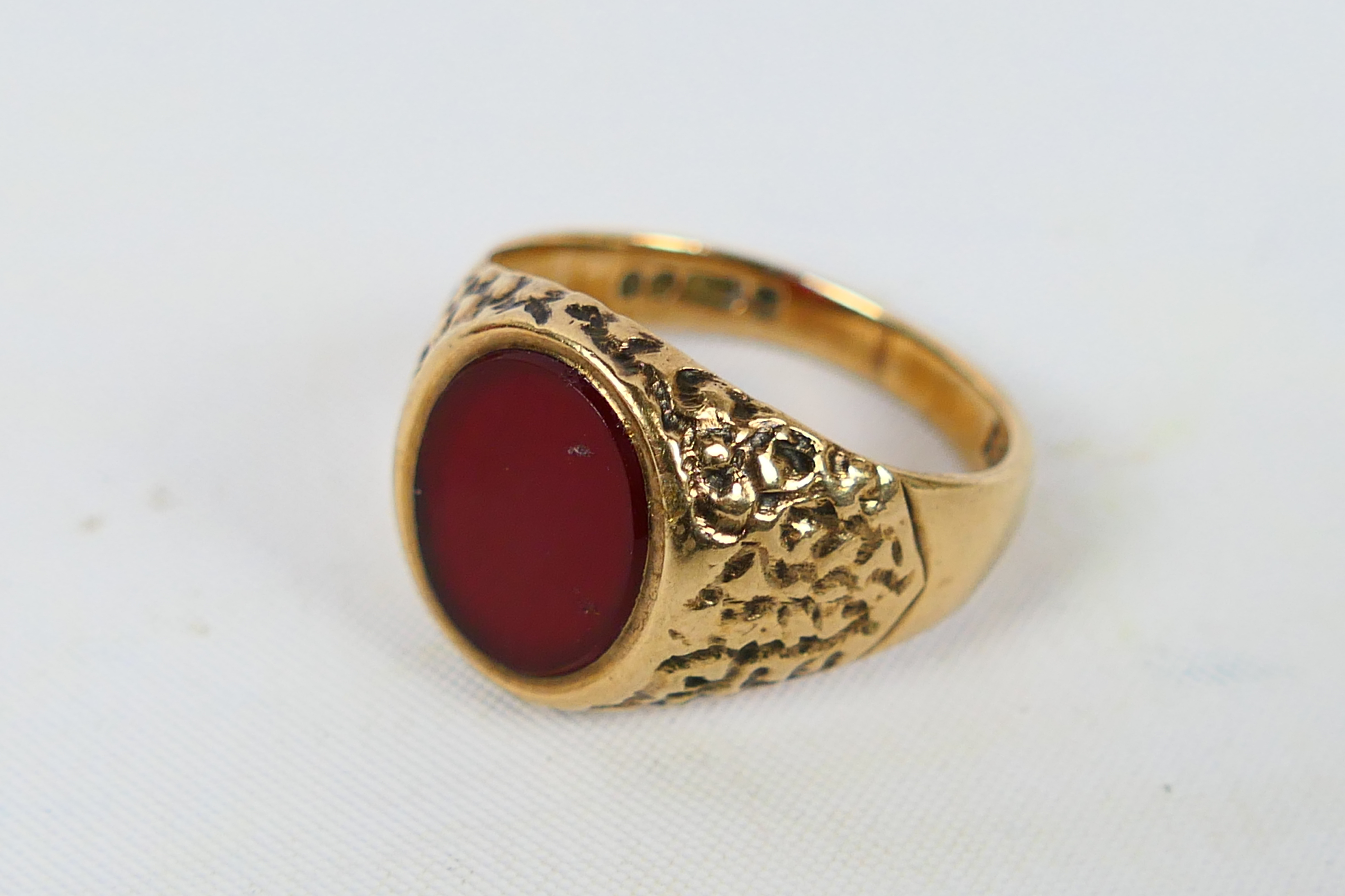 A gentleman's 9ct yellow gold signet ring set with carnelian, size S, approximately 6.1 grams. - Image 4 of 5
