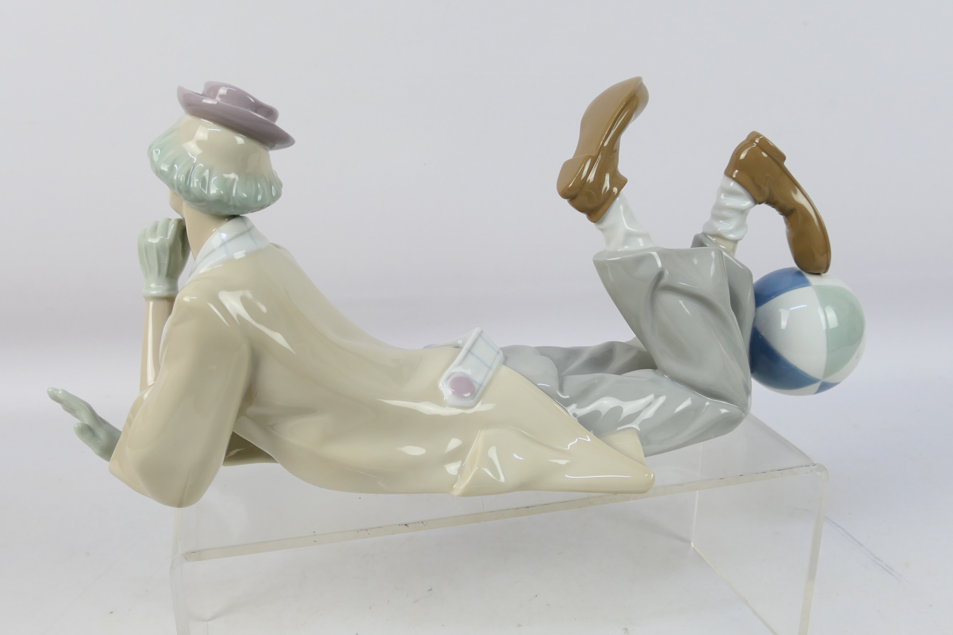 Lladro - A large figure depicting a recumbent clown with a ball, # 4618, Clown, - Image 6 of 7