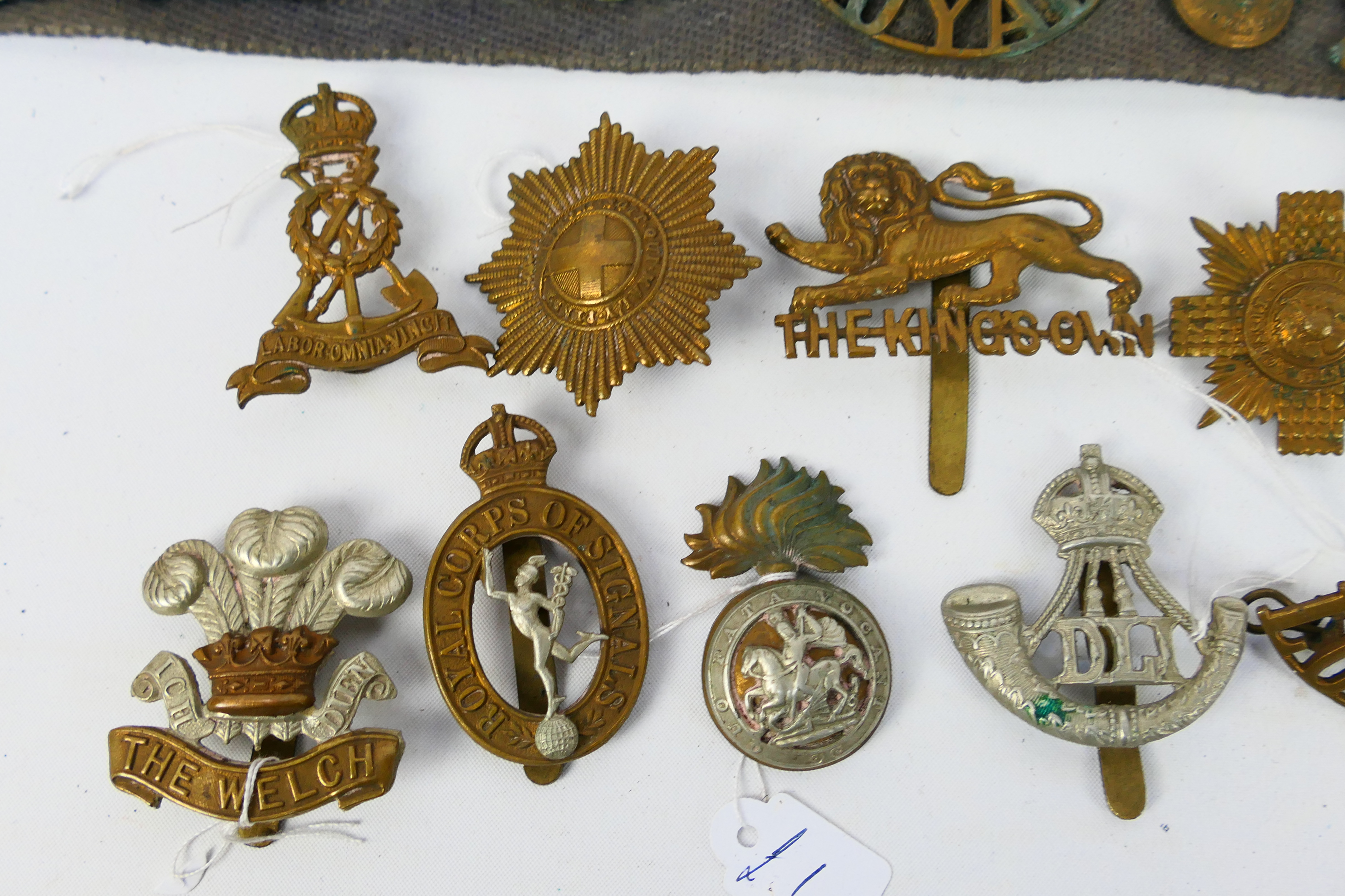 A collection of cap badges and similar insignia to include Royal East Kent, Rifle Brigade, - Image 7 of 12