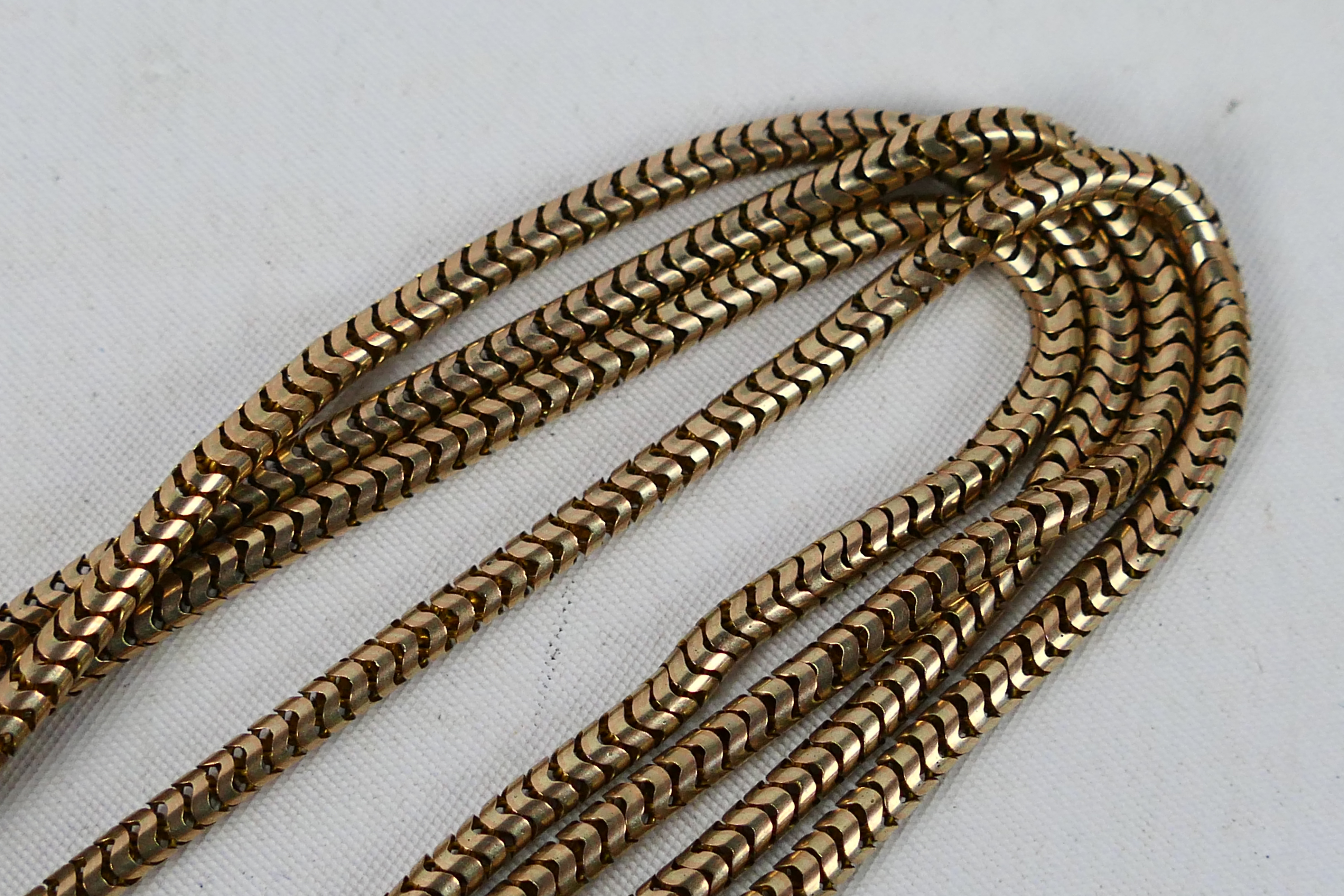 A yellow metal, muff chain and clasp, stamped 9c, 156 cm (l), approximately 44 grams all in. - Image 2 of 4