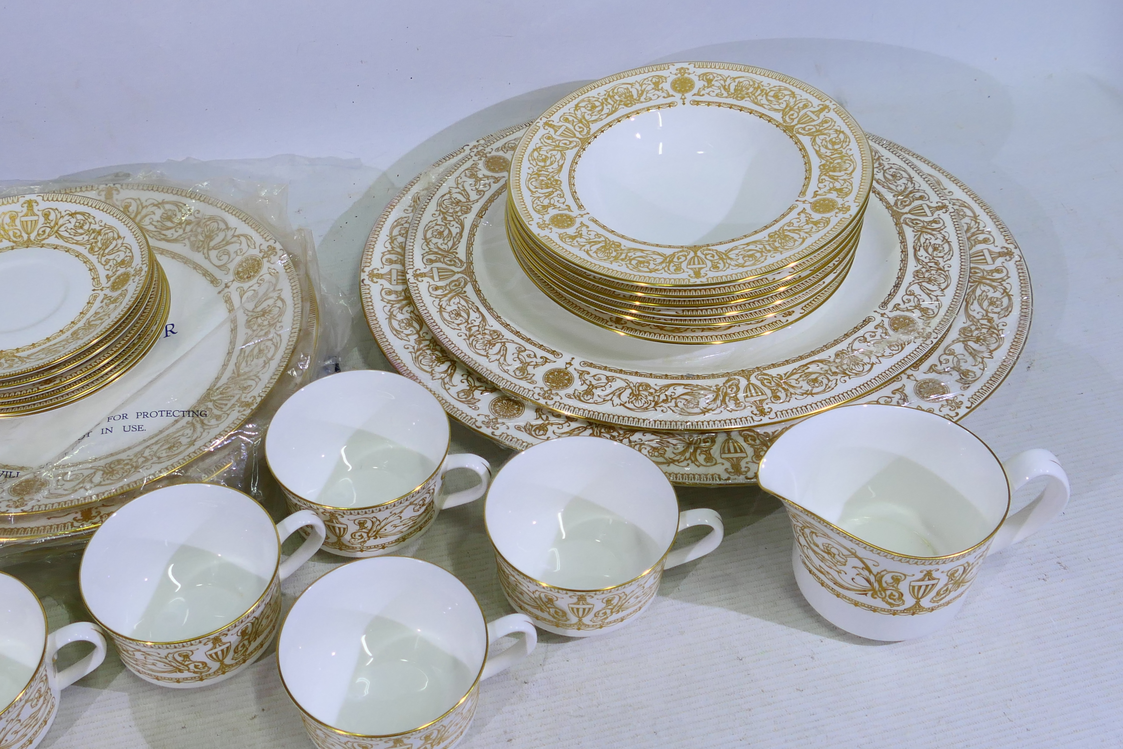 Royal Worcester - A large Royal Worcester 1966 Hyde Park ceramic gold and white tea/dinner set. - Image 3 of 5