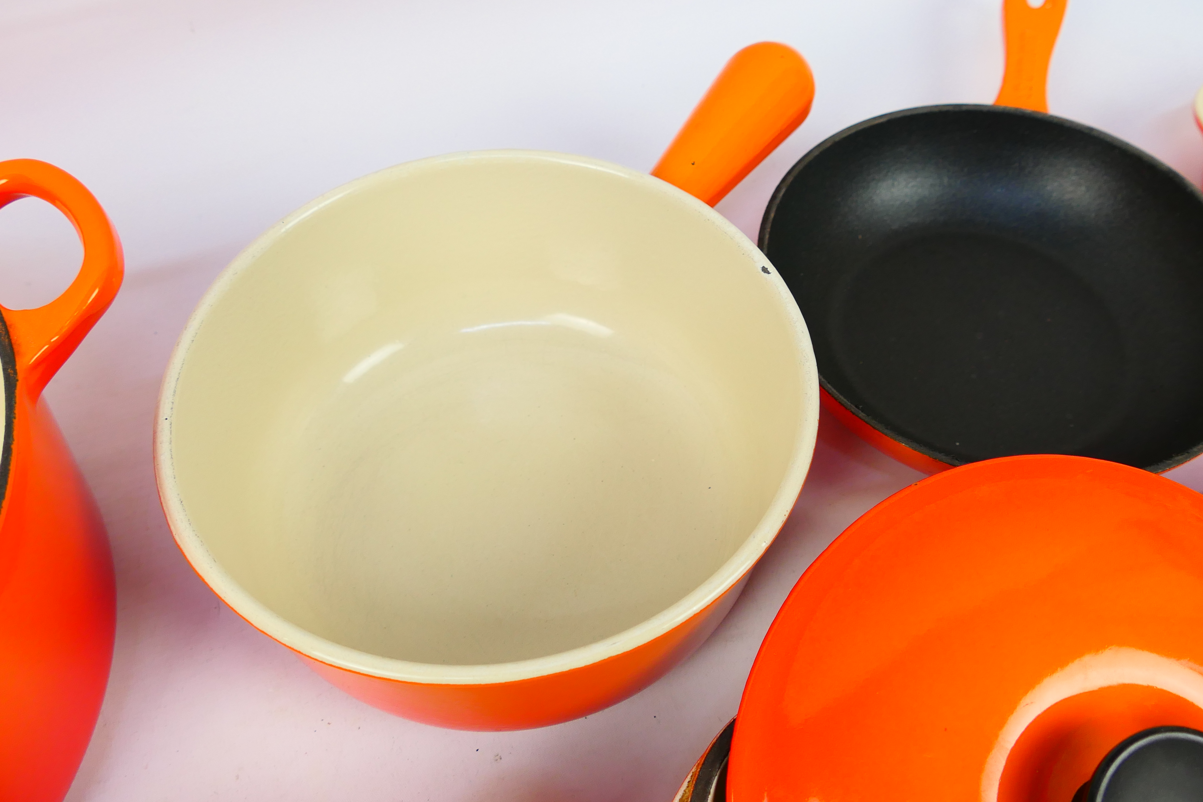 A collection of Volcanic Orange Le Creuset cookwares to include casserole dish and cover (25 cm - Image 6 of 11