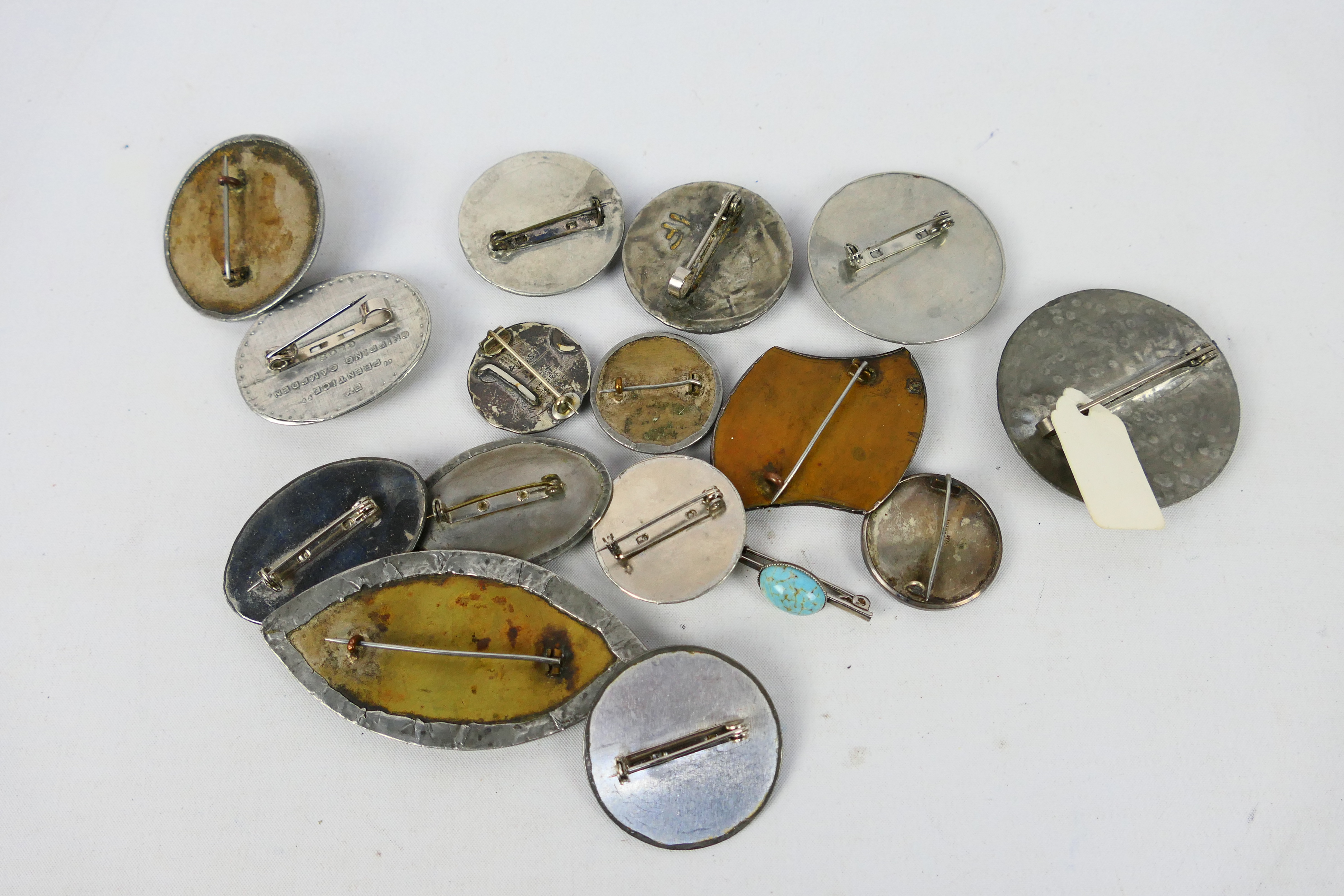 A good collection of Ruskin style brooches. - Image 6 of 6