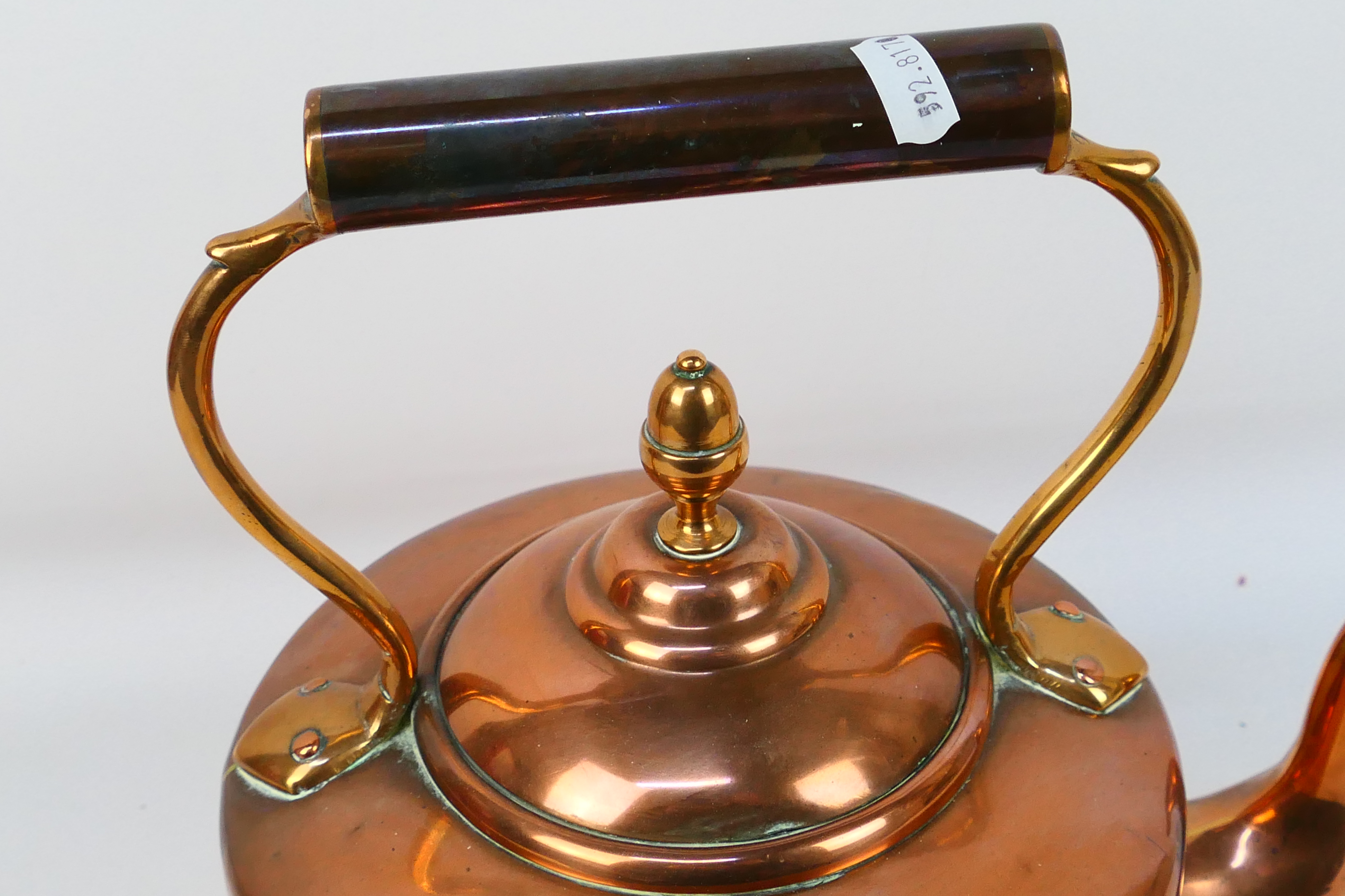 An antique copper kettle with acorn finial to the cover. - Image 3 of 6