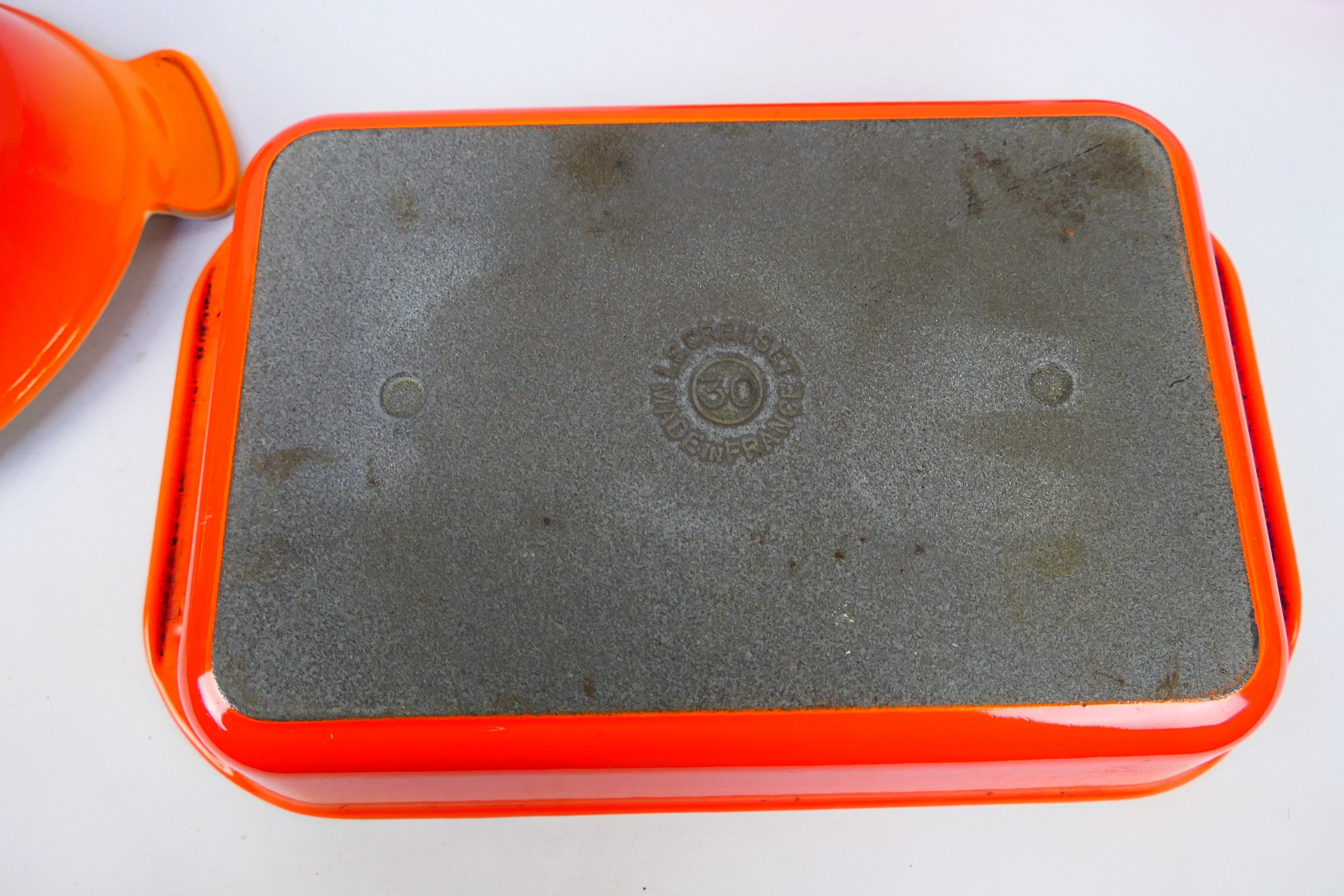 A collection of Volcanic Orange Le Creuset cookwares to include casserole dish and cover (25 cm - Image 10 of 11